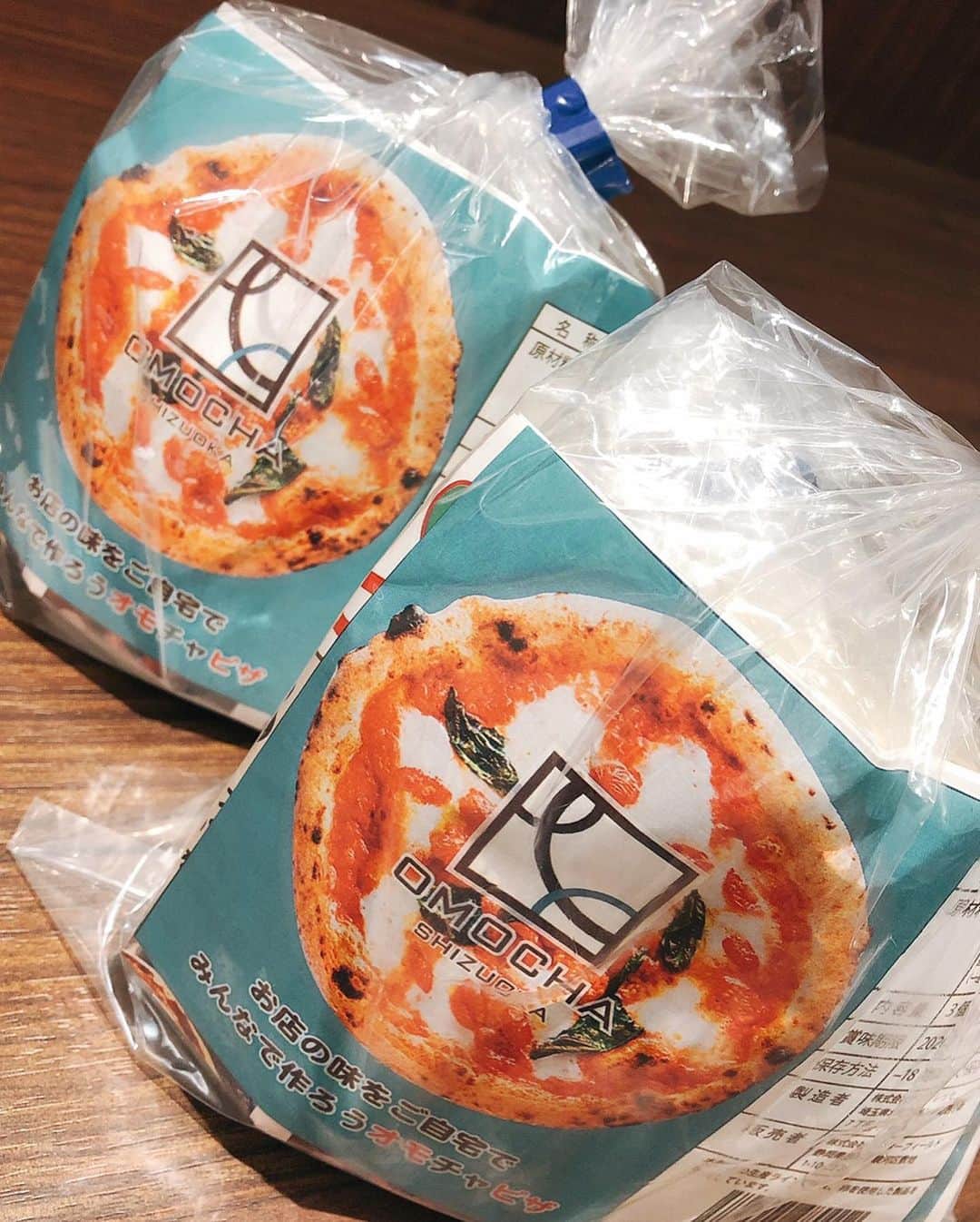 OMOCHA豊橋店さんのインスタグラム写真 - (OMOCHA豊橋店Instagram)「🏞キャンプ　de  オモピザ🍕  BBQの新提案‼️ これからの季節に冷たい白ワインと焼き立てのピザはいかがですか？  小さなお子様と楽しくトッピングをしたピザを炭火でゆっくり焼き上げ るとカリッともちもちピザの完成！  オリジナル冷凍ピザ玉なので お出掛けする時にクーラーボックスにつめてキャンプ場へGO🚙  常温2時間程度で解凍されます🍕  お願い🐶 冷凍ピザ玉は、3玉入りとなっておりますが解凍する時は1玉ずつ間隔を置いて(発酵すると生地が膨らみます)解凍してください。  OMOCHAオリジナル冷凍ピザ玉 3個　¥500(税別) ‼️好評発売中‼️ OMOCHA SHIZUOKA  聖一色店・富士店・長泉店  フードマーケットマム 高松店・大谷店・小鹿店・曲金店 若松展・古庄店・城北店・羽鳥店  #オモピザでご投稿頂いてる皆様 お試し頂きありがとうございます  #omochashizuoka #オモピザ  #マルカピザ焼き #キャンプでピザ」6月1日 21時37分 - omocha_shizuoka