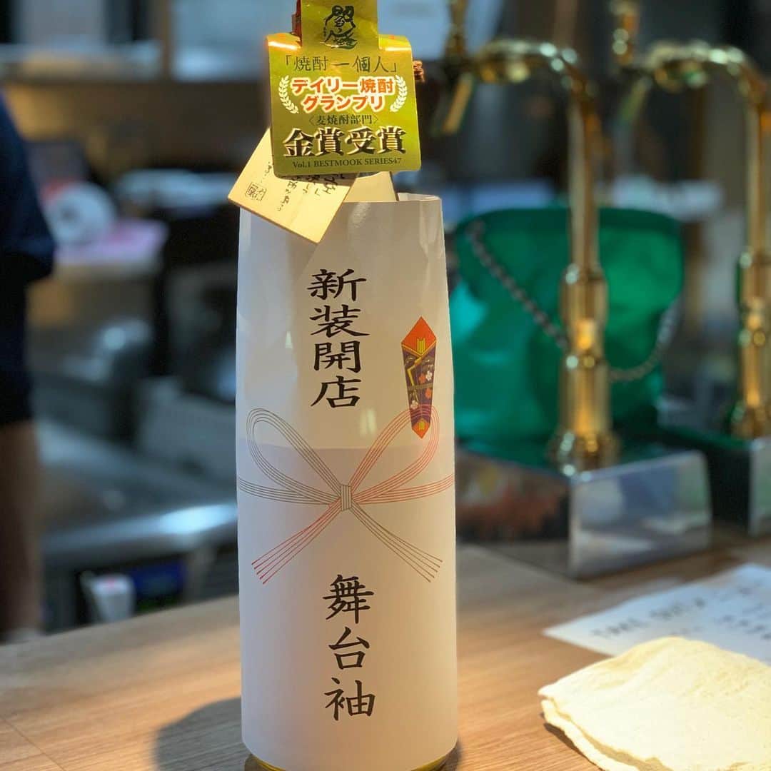 のインスタグラム：「BAR舞台袖の加藤くんがお祝い持ってきてくれた！ありがとうな😄 若手芸人がお笑いと一緒ぐらい愛してやまない麦焼酎頂きました！ 舞台袖もオープンしてるので皆さん是非ですよ！」