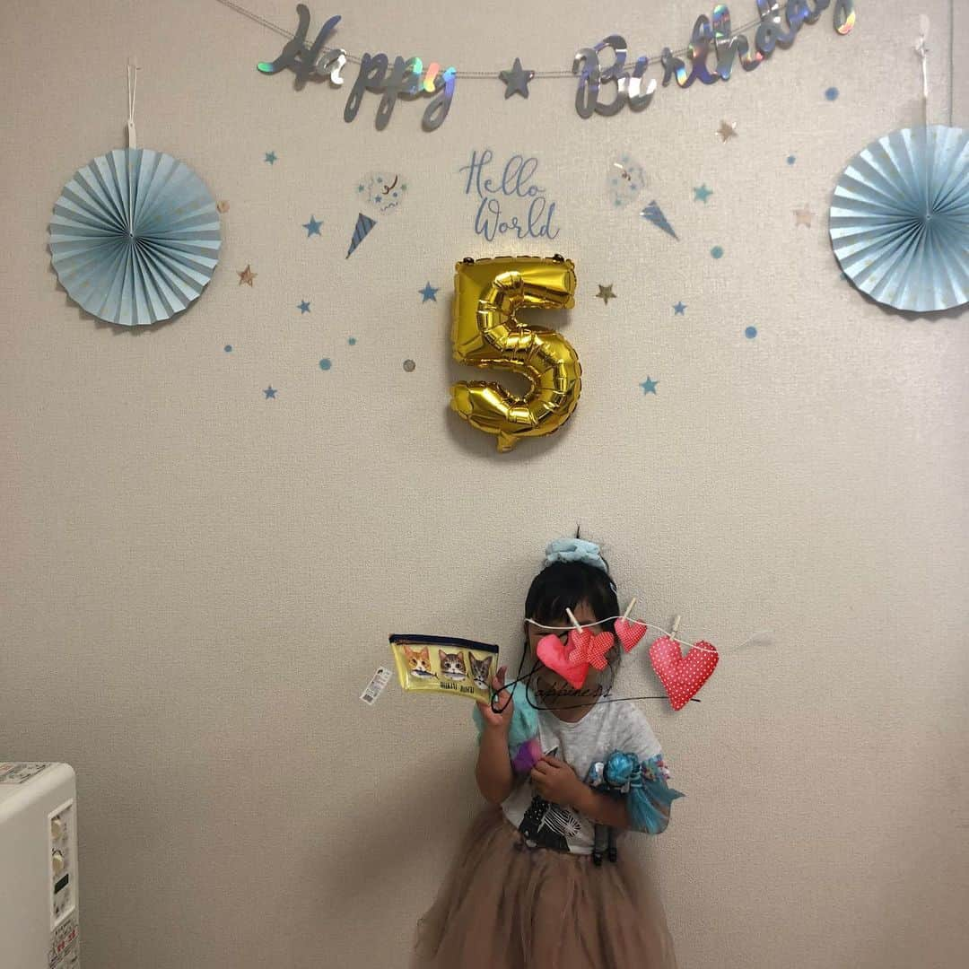 太田康介さんのインスタグラム写真 - (太田康介Instagram)「今日は我が家のおてんば娘の5歳の誕生日🎉  誰に聞いてもパパ似だねと言われる娘。  正確には俺の母ちゃん似だ。 ごめんな娘。  でも親からしたら世界一可愛いぜ😊 誕生日おめでとう🎉  #5歳 #父似 #父の母似 #どんまい娘 #いつか誰かもらっておくれ #でも #世界一可愛いぜ #おめでとう #誕生日の飾り付けは #3日前の末っ子のと少し変わってるところに注目 #svolme」6月1日 21時45分 - kosukeota.7