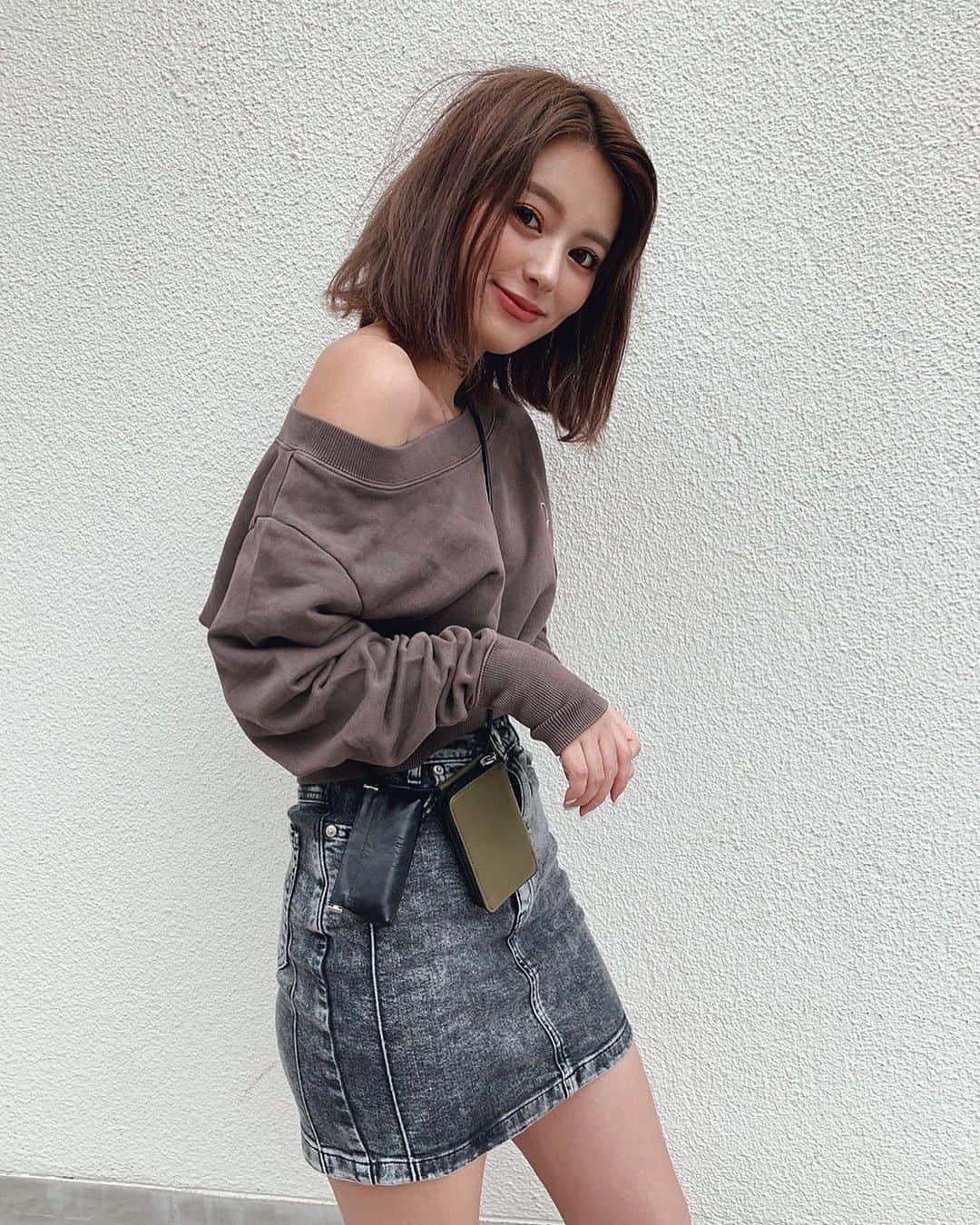 のインスタグラム：「やっほーう6月🌻 #ootd オール @_juemi_ だよ🙋🏽‍♀️🤍 juemiといったらピグメントだよね🤣 オフショルはpinkとbrown持ってるよ！これはbrownね🧸 ・ ショートにしてから髪の毛巻くの難しすぎて オススメのヘアアレとか巻き方とかあれば教えてくだちゃい🤣🙌🏼 この日のハイライトはひたすら"クインテット"でしかない。爆 巻くの諦めてコテ振りながらクインテット歌うねん。 詩乃と爆笑したもんね🤣 髪の毛いい感じに修正してくれて ふわふわだったんだけど雨でとれちゃった😫☔️つん。 でもまぁ、これはこれでありちゃう？🥺笑 早くもっと、なーんにも気にせず遊びいきたいなーん🏰❤️ #l4l#l4like#ukaコーデ」