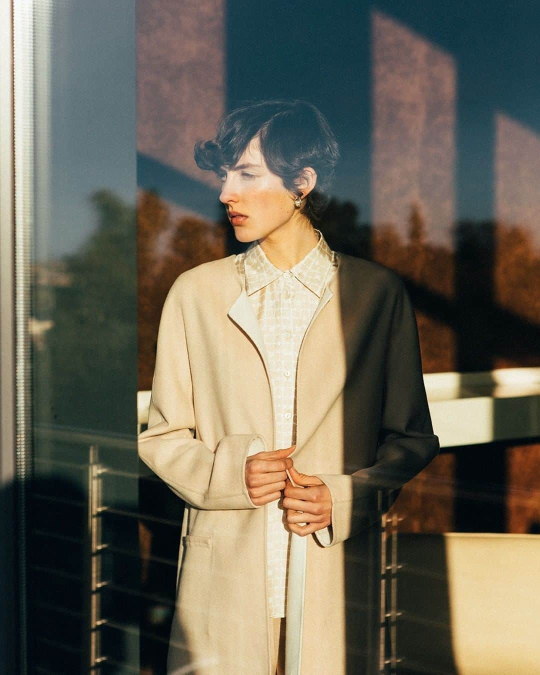 ミラショーンのインスタグラム：「Syntax_of_private_moments #milaschon ⠀⠀⠀⠀⠀⠀ ⠀⠀⠀⠀⠀⠀ ⠀ ⠀ ⠀ ⠀⠀⠀⠀⠀⠀ #portraitphotographers #modelportrait #portraits_hub #fashionphotographyappreciation #fashionphotographyoftheday #fashionportrait」