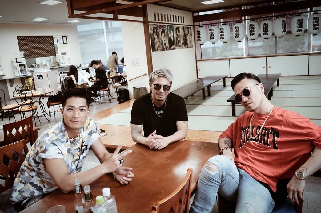 DJ ACEさんのインスタグラム写真 - (DJ ACEInstagram)「♬🏝　→SWIPE→﻿ ﻿ 【楽曲紹介 -Throwback my discography-】﻿ ﻿ ✏️「ACE1 feat.DTale - Sunshine」﻿ 💿Flying B Entertainment﻿ 🌐Tokyo｜Japan﻿ 🕙2018年﻿ ﻿ @sigma のNo Body To Love(→3枚目)を歌ったロンドンのシンガーDTaleをフューチャリングしたサマーソング。﻿ ﻿ 音楽フェスEYELANDのタイアップソングとして発表された1曲で写真はそのEYELANDでAKさんSWAYと🏝﻿ ﻿ Soundcloud、iTunes, apple music, spotifyにて「ACE1 Sunshine」で検索🔎﻿ ﻿ ﻿ This is our summer song featured vocal DTale from London who sang ‘sigma - No Body To Love’﻿ you can listen on itunes,apple music,spotify!﻿ ﻿﻿ #DTale﻿ #Eyeland﻿ #FlyingB﻿ #DefJam #AK69﻿ #SWAY﻿ #ACE1﻿ #ACE1SOUND」6月1日 21時54分 - ace1djace