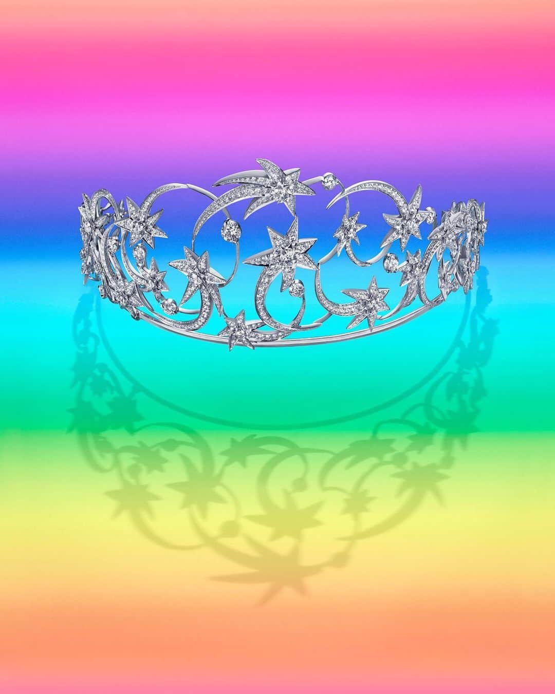Chaumetさんのインスタグラム写真 - (ChaumetInstagram)「Let your true colours shine. #Chaumet #PrideMonth #ChaumetTiaras」6月1日 21時55分 - chaumetofficial