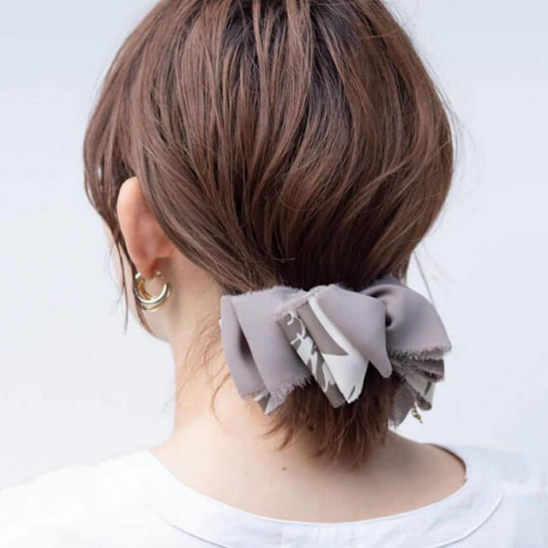 AngeBloomのインスタグラム：「【再入荷情報】 完売していました商品 「パトリシアシフォンバナナクリップ（パターンmix）beigeが再入荷しました🙌💕 ・ @angebloom_official  #angebloom  #アンジェブルーム #バナナクリップ #ヘアアクセサリー  #バナナクリップアレンジ #時短ヘアアレンジ」
