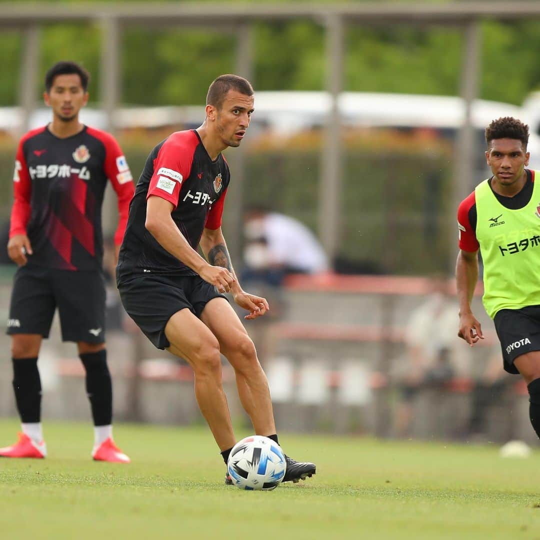 名古屋グランパスさんのインスタグラム写真 - (名古屋グランパスInstagram)「全体トレーニング再開⚽️✨ #ランゲラック #武田洋平 #ジョアンシミッチ #前田直輝 #藤井陽也 #阿部浩之 #太田宏介 #米本拓司 #吉田豊 #マテウス #名古屋グランパス #grampus」6月1日 21時58分 - nagoyagrampus