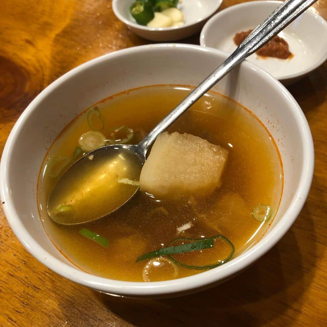 堤太輝さんのインスタグラム写真 - (堤太輝Instagram)「韓国に行ったらこれ食べなきゃ♡ 前にアップした広蔵市場への目的はこれですよ😁 市場内ユッケ通りにあります。 似たようなお店いっぱいあるから間違えないように‼️ 『육회자매집 1호점』 ユッケとセンマイと生レバー✨ ユッケと生レバーなんか日本じゃ無理よ😁みなさん自己責任でね✌️ 牛骨スープはセットだからおかわりしてね🤤 韓国旅行楽しみの１つ♡ 男の子は好きでしょ👍 女の子はどうでしょうか？😄 サンナクチ(生きたタコ)には興味ありますかねw 広蔵市場をブラブラ🚶‍♂️するだけでも楽しい😁 あ〜早く韓国に遊び行きたいですね😭  #韓国 #韓国料理  #韓国料理好き  #韓国旅行 #韓国グルメ #韓国グルメ情報 #広蔵市場  #広蔵市場ユッケ通り  #韓国広蔵市場ユッケ通り #韓国レバ刺し #韓国ユッケ #韓国センマイ刺し #牛骨スープ #ユッケチャメチッ  #ユッケチャメチッ1号店  #육회자매집1호점  #산낙지회 #サンナクチ #生きたタコとユッケ #韓国好きな人と仲良くなりたい  #韓国好きな人と繋がりたい #韓国料理好きな人と繋がりたい  #韓国旅行に早く行きたい #韓国行ったらこれ食べなきゃ♡ #どりあんず堤とサンナクチとユッケとレバ刺し」6月1日 21時58分 - 223_taiki