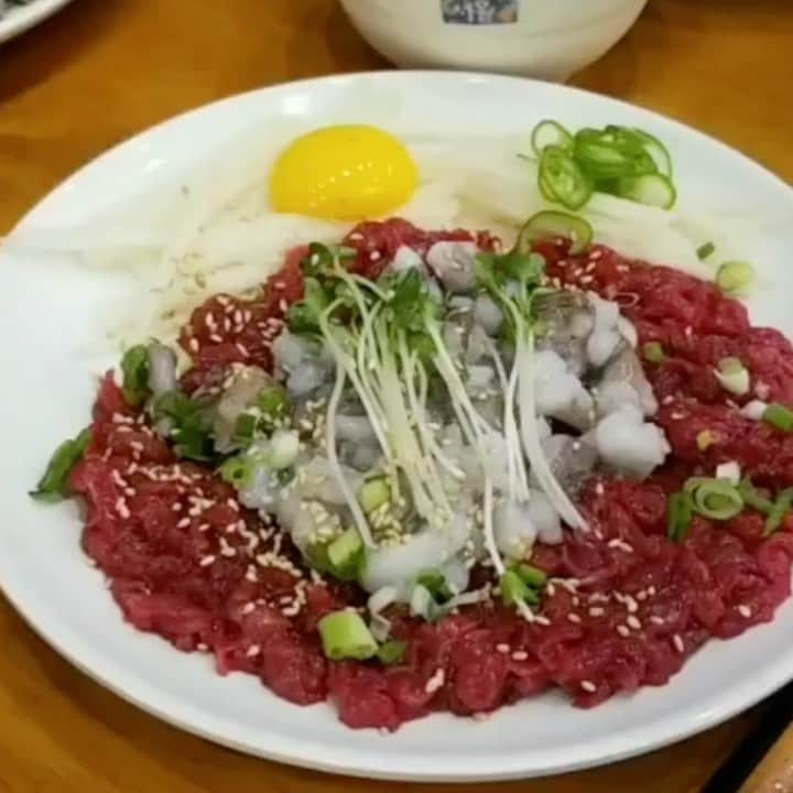 のインスタグラム：「韓国に行ったらこれ食べなきゃ♡ 前にアップした広蔵市場への目的はこれですよ😁 市場内ユッケ通りにあります。 似たようなお店いっぱいあるから間違えないように‼️ 『육회자매집 1호점』 ユッケとセンマイと生レバー✨ ユッケと生レバーなんか日本じゃ無理よ😁みなさん自己責任でね✌️ 牛骨スープはセットだからおかわりしてね🤤 韓国旅行楽しみの１つ♡ 男の子は好きでしょ👍 女の子はどうでしょうか？😄 サンナクチ(生きたタコ)には興味ありますかねw 広蔵市場をブラブラ🚶‍♂️するだけでも楽しい😁 あ〜早く韓国に遊び行きたいですね😭  #韓国 #韓国料理  #韓国料理好き  #韓国旅行 #韓国グルメ #韓国グルメ情報 #広蔵市場  #広蔵市場ユッケ通り  #韓国広蔵市場ユッケ通り #韓国レバ刺し #韓国ユッケ #韓国センマイ刺し #牛骨スープ #ユッケチャメチッ  #ユッケチャメチッ1号店  #육회자매집1호점  #산낙지회 #サンナクチ #生きたタコとユッケ #韓国好きな人と仲良くなりたい  #韓国好きな人と繋がりたい #韓国料理好きな人と繋がりたい  #韓国旅行に早く行きたい #韓国行ったらこれ食べなきゃ♡ #どりあんず堤とサンナクチとユッケとレバ刺し」