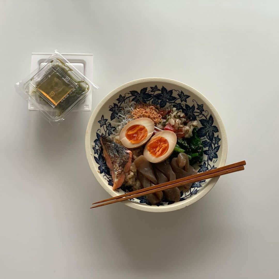 斎藤なりさんのインスタグラム写真 - (斎藤なりInstagram)「今日も食べよう！しっかり食べよう！ 今回作ったのは鉄分たっぷりな 「ほうれん草のほんのり甘い白胡麻和え」 . わたしは今日も健康第一！ みんなが健康だとわたしは嬉しいのですよ💓(綺麗事ぬきにマジでね) . #となりの食卓　#料理好きな人と繋がりたい #料理友達募集中　#朝ごはん #朝ごはんの記録 #おうちあさごはん #おうちごはん #あさごはん #いえごはん #家ごはん #朝食 #iegohanphoto #フーディーテーブル #和食 #和食朝ごはん #和食ごはん #豊かな食卓 #朝時間 #私のおいしい写真 #丁寧な暮らし #私のおいしい写真 #iPhone写真 #料理 #料理写真 #wp_deli_japan #mycook365 #てづくりごはん365 #キッチングラム #おうちごはんlover #タベリー」6月1日 21時59分 - nari_eye