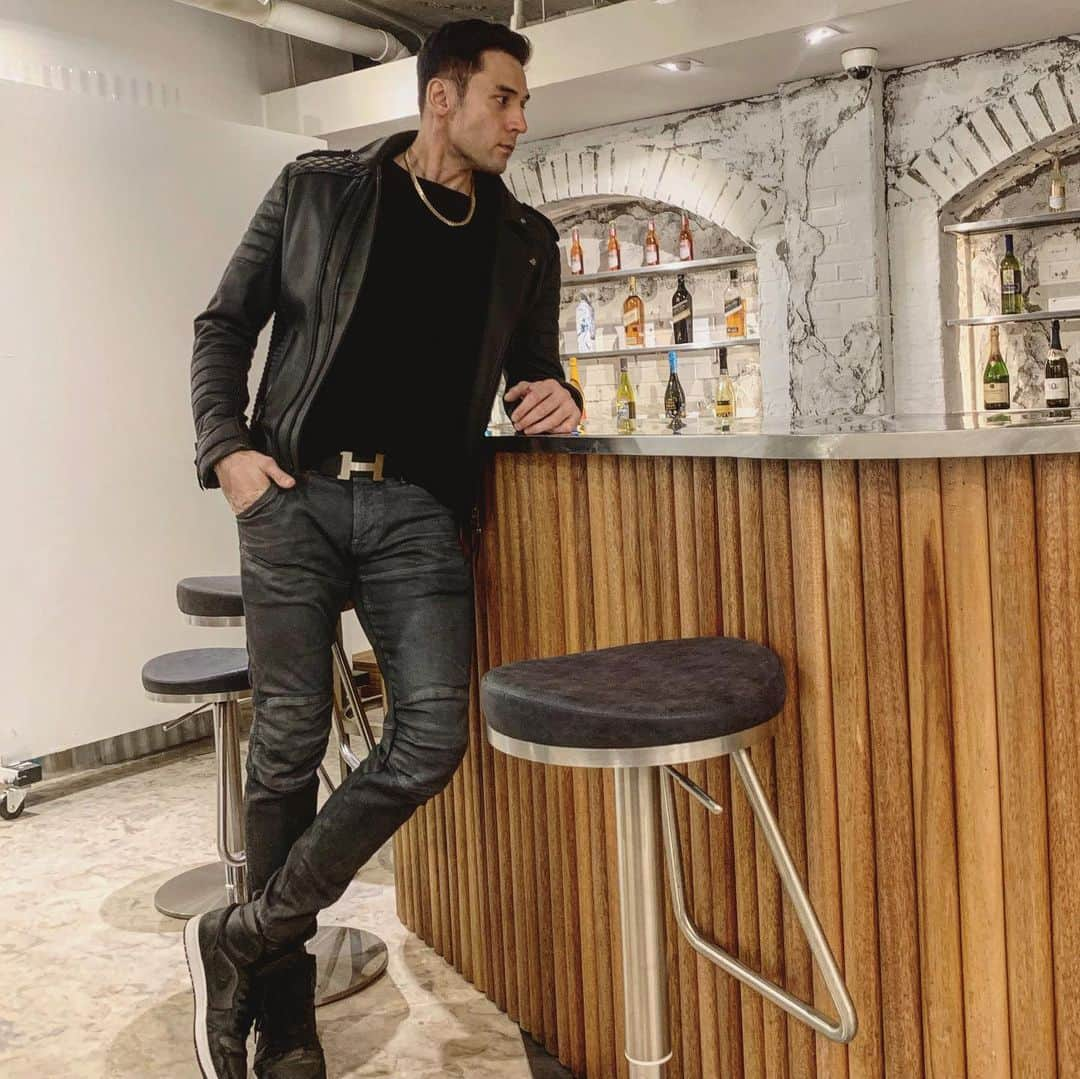 ジュリアン・カンさんのインスタグラム写真 - (ジュリアン・カンInstagram)「@bodaskins 핏이 아주 어마어마하네~ Tough leather jacket fits like a glove 🧤 ~~~ #bodaskins #보다스킨」6月1日 22時03分 - julienkang