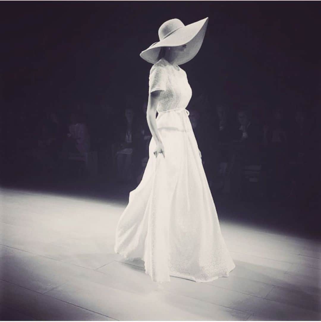 キャロライン チャールズのインスタグラム：「On the #catwalk with Caroline Charles. Elegant British collections for Spring Summer.  #spring #springfashion #springsummer #summerfashion #summerstyle #style #fashion #instafashion #fashionista #luxuryfashion #luxurylifestyle #lifestyle #ootd #elegance #white #summerhat #ladies #ladiesfashion #onthecatwalk #photoshoot #fashionphotography #model #catwalking #fashionshow #throwback #britishfashion #britishdesigner #british #london」