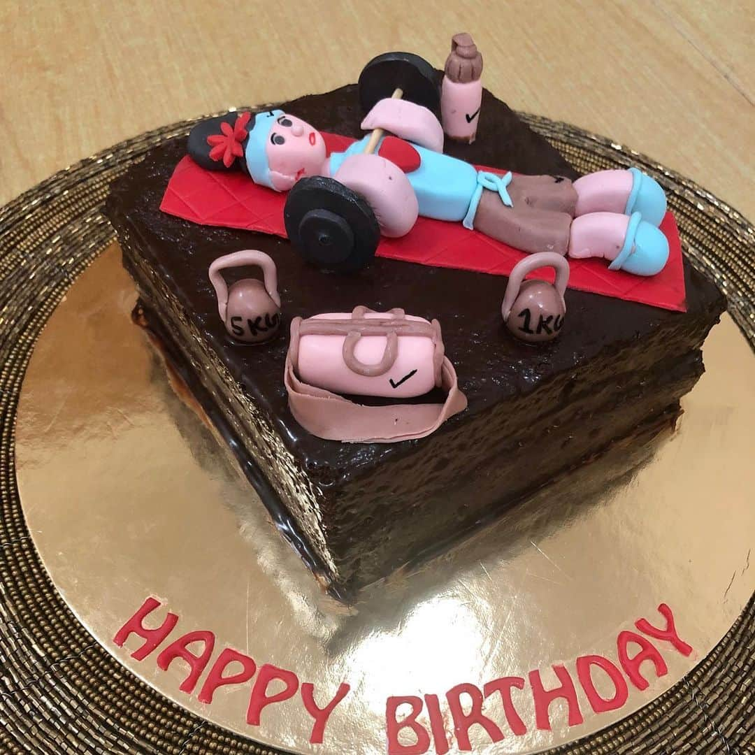 SUPER CAKESさんのインスタグラム写真 - (SUPER CAKESInstagram)「Happy birthday @kas2re 💐🎂❤️ #choclatecake #gymgirl #readyforexercise #loveforgym #gymbag #sipperwaterbottles #dumbellworkout #redmat #brandlover #chocoateganache #loveforcakes #qatarbaker #homebaker」6月1日 22時04分 - super.cakes