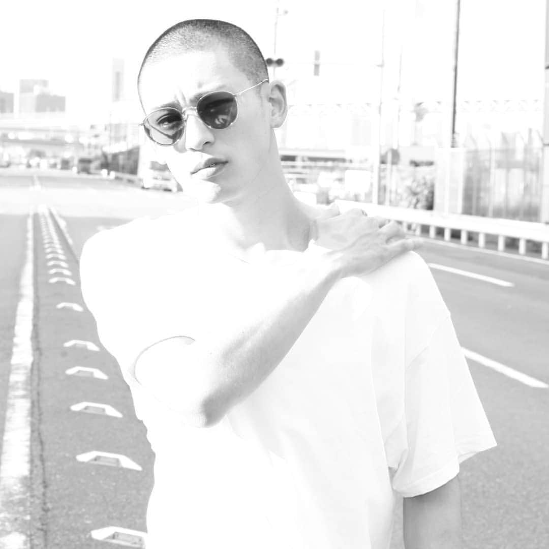 塩田康平のインスタグラム：「全国の花火師さんありがとう  #家から見ることは出来なかったけど #同じ時間に日本中の皆が上を見上げる #そんな素敵なことあるかね #頂の景色じゃん #心意気が粋よね #花火師ってだけで粋なのに #粋の極み #粋の極み乙女 #感動しました #ありがとう #よって６月も継続 #塩スタグラム #塩田康平 #streetsnap  #streetshooting」