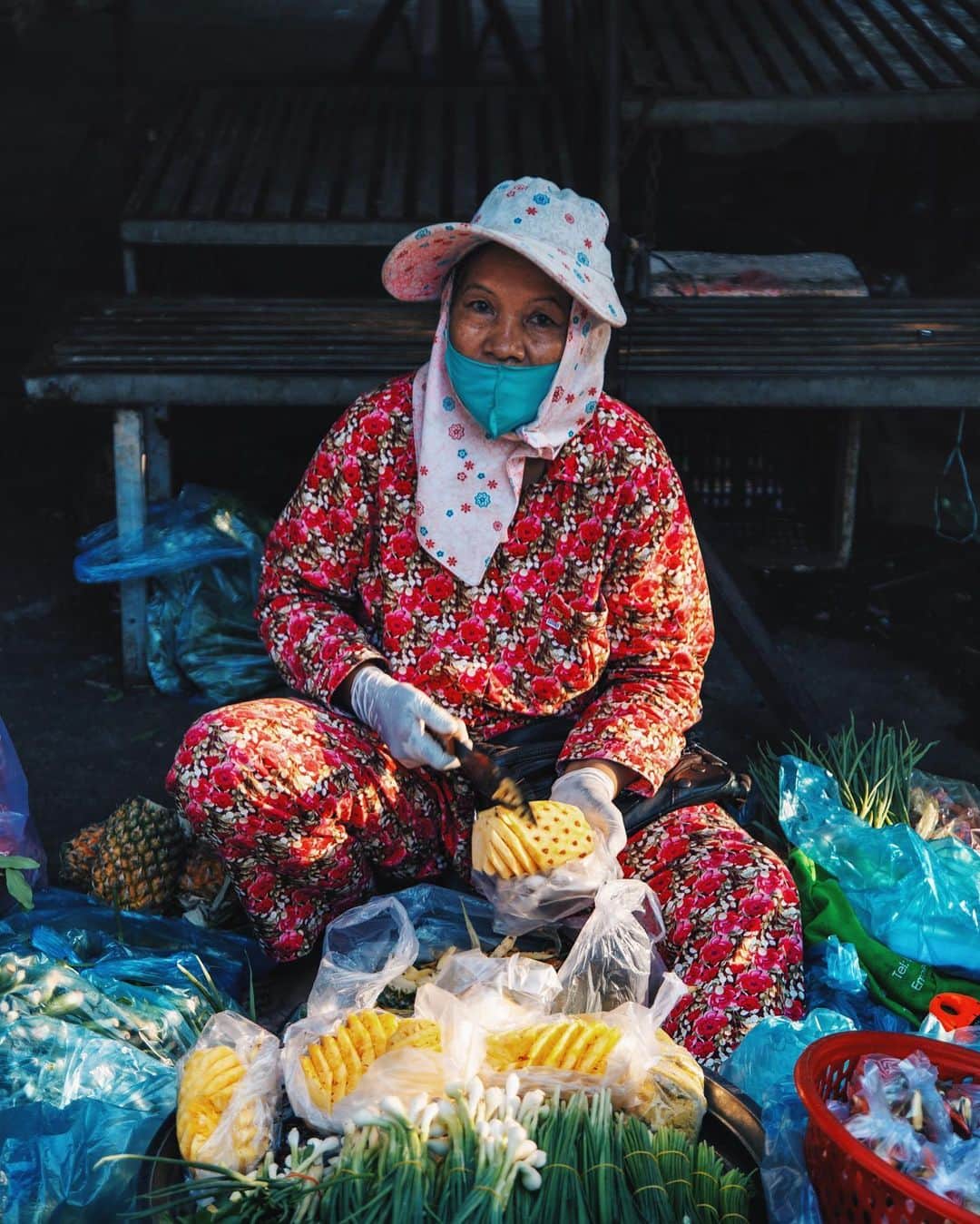 Shunsuke Miyatakeのインスタグラム：「“You are the first customer today, lucky you” the pineapple seller said, Phnom Penh, Cambodia」