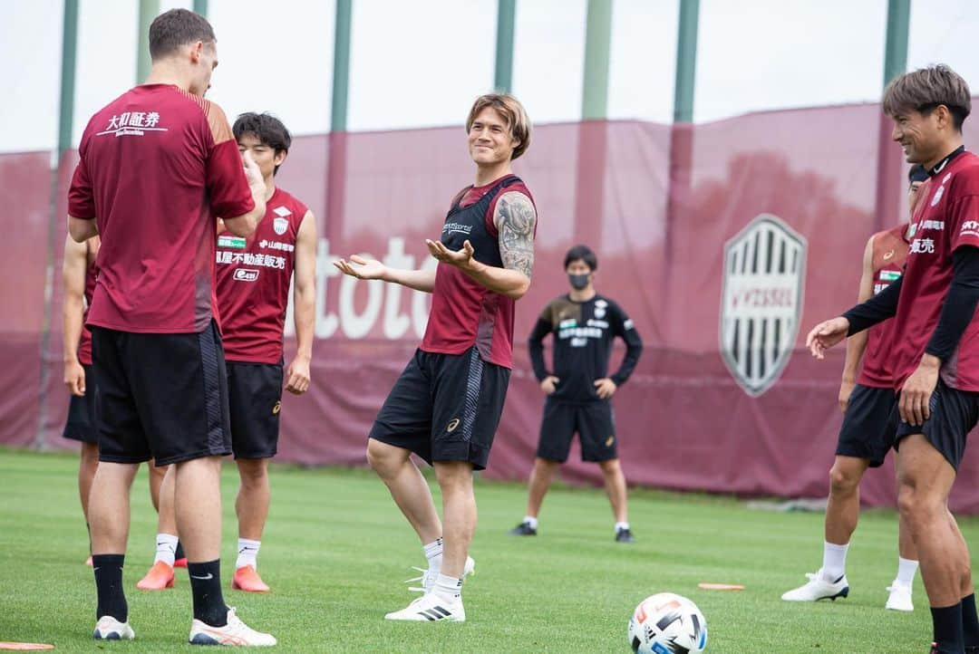 酒井高徳さんのインスタグラム写真 - (酒井高徳Instagram)「久々の全体練習⚽️ 全員でトレーニングできるのはいいね！ みんな楽しそう純粋に。当たり前にサッカーできることに感謝して皆んなで準備しよう再開まで💪💪 #ヴィッセル神戸 #全体練習 #楽しい #ひろきくん #お誕生日 #おめでとう #いつもいじらせてくれて #ありがとう #優しんだな #全然怒らないんだもん #いじって愛情表現 #たまには後輩らしくするね」6月1日 22時10分 - sakai_go1123