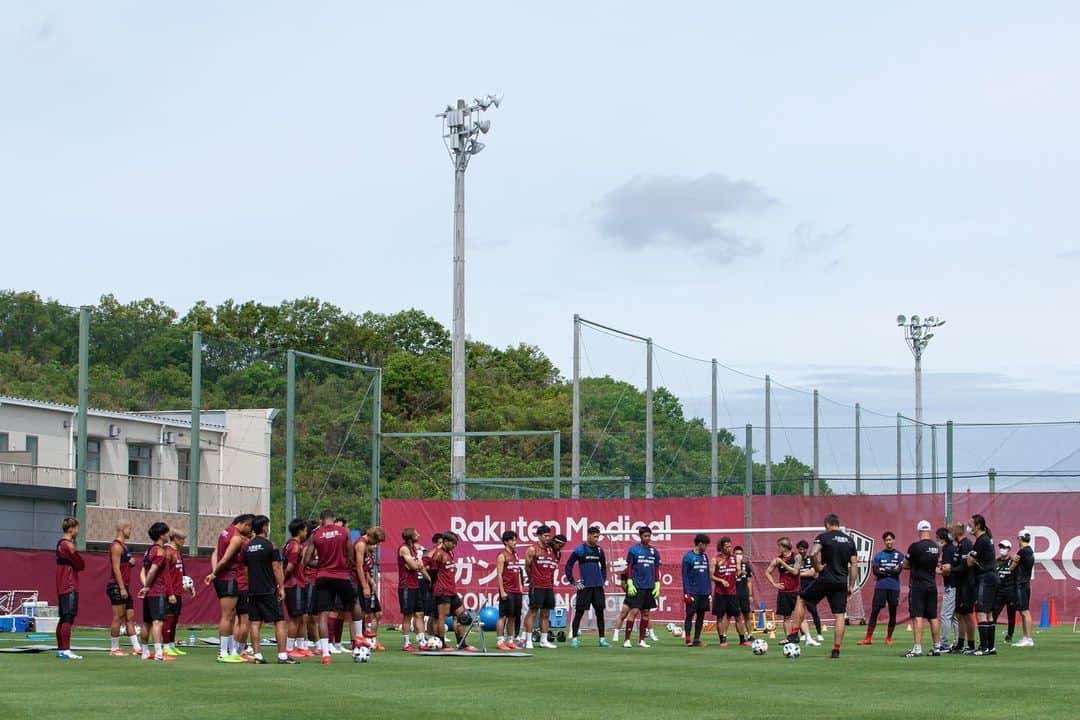 酒井高徳さんのインスタグラム写真 - (酒井高徳Instagram)「久々の全体練習⚽️ 全員でトレーニングできるのはいいね！ みんな楽しそう純粋に。当たり前にサッカーできることに感謝して皆んなで準備しよう再開まで💪💪 #ヴィッセル神戸 #全体練習 #楽しい #ひろきくん #お誕生日 #おめでとう #いつもいじらせてくれて #ありがとう #優しんだな #全然怒らないんだもん #いじって愛情表現 #たまには後輩らしくするね」6月1日 22時10分 - sakai_go1123