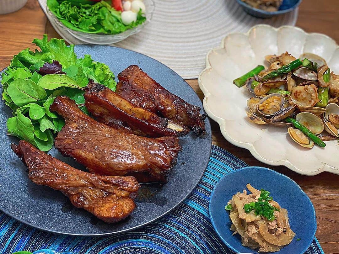 のインスタグラム：「昨日と今日のおうち晩ご飯. ✨ ・ ・スペアリブ ・帆立とアスパラとあさりのガリバタ炒め ・蓮根とツナの和風和え ・サラダ ・卵スープ スペアリブは、しっかり漬け込んで 味が染みていて美味しかった〜🤤💗 ・ ・ ・ネギ塩ダレチキン ・ひじきの煮物 ・いんげんの胡麻和え ・ツナサラダ ・揚げとえのきとネギのお味噌汁 ・ 最近は、写真撮り忘れていたり 撮り溜めして載せそびれていたり 何だか久々のお料理投稿😂 また今度、撮り溜めしたのも 少しずつ載せちゃおうかな☺️🙏🏻 ・ ようやく自粛も解除されたので 新しく購入した新入りのお皿達を おろしました🥺❤︎❤︎ お料理と同じくらい食器をみるのも 大好きなので、盛り付けながら つい、にやにや😚🤫笑 お料理がさらに楽しくなりそうです💕 #お家ご飯#手作りご飯#cooking #料理#食器#趣味#asakitchen #おうち時間」