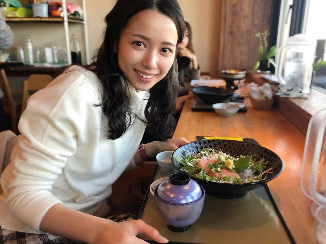 高山璃奈のインスタグラム：「躊躇せずお出かけできるようになったら﻿ しらす丼を食べに行きたいな😋﻿ ﻿ #行き先は食べたい物で決める  #江ノ島　#しらす丼　#女子旅」