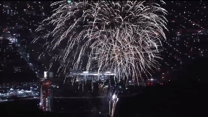 福田太郎のインスタグラム：「🎆 みんなで上を向けるように。 ⠀ #全国一斉花火プロジェクト  #コロナ収束願う #サプライズ #花火 #たまやー #cheeruphanabi #北海道 #札幌 #新北海道スタイル #花火師さんありがとう #コロナに負けるな  フルバージョンは #HTB ニュースの公式YouTubeで！ #全国一斉花火 #空撮 明日のイチモニ！でもたっぷり。」