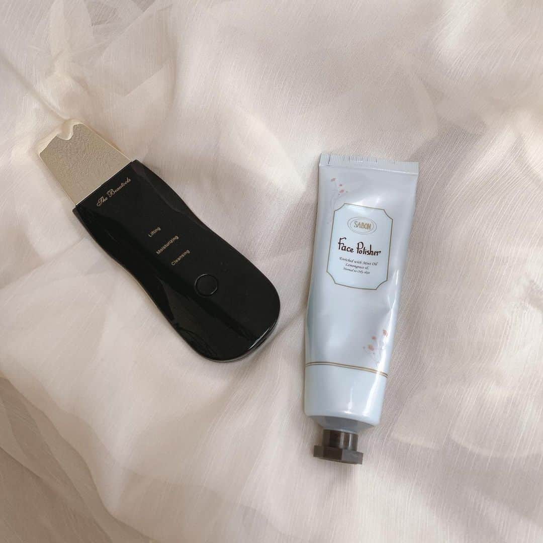SHIHORINのインスタグラム：「𓂃  今日から6月ですね〜🌂月日が過ぎるのあっという間🥺 ﻿ 外出自粛期間でおうち時間が増えたので﻿ スキンケアにも力を入れてました🛁﻿ お肌の調子がとてもよくなった💓💭﻿ ﻿ 先日載せた @the_beautools の美顔器を﻿ 使い始めて1ヶ月以上経ちまして☺︎﻿ 毛穴汚れが目立たなくなってきたの❤︎﻿ とても効果を実感してます🚿﻿ ﻿ よく使っているのがウォーターピーリングモード✔︎﻿ 特別な美容液とかは使わずに﻿ 水で汚れが取れるので気軽に使えてお気に入り☺️﻿ 終わった後、化粧水や乳液の浸透力がすごいの✨ ﻿ ちなみに種類がたくさんあるんだけど、﻿ 私は敏感肌用の純金・プラチナメッキヘッド搭載の機種を使ってます❤︎﻿ ﻿ Rocklean(白)：ステンレスヘッド（ベイシック)﻿ Rocklean Premium(黒)：純金メッキヘッド﻿ Rocklean Disco(オーロラ):純金メッキヘッド﻿ Rocklean Shine(銀箔):プラチナメッキヘッド﻿ ﻿ ﻿ swipe▶︎▶︎▶︎﻿ 毎分150万回の超音波振動の動画です𓂃ᤢ﻿ ﻿ ﻿ 公式オンラインショップの他に、Amazon、ビッグカメラ、エディオンなど﻿ 国内100店舗以上のお店で購入できます💡﻿ ﻿ ﻿ SABONのフェイスポリッシャーは﻿ リピ3回目🍒夜にも使うし、﻿ 朝の洗顔で使うと化粧ノリが断然違うので﻿ 必需品🥺つるつるお肌になる🥺🥚﻿ (スクラブだけど毎日使っても大丈夫🛁)﻿ ﻿ 夜にウォーターピーリングして﻿ 朝にフェイスポリッシャーするのが﻿ 最近のお気に入りです🌷﻿ ﻿ ﻿ #TheBeautools #Rocklean #pr #beauty #skincare #cnp #cnplaboratory #yslbeauty #pureshots﻿ #スキンケア #美容家電 #家庭用美顔器 #ナイトルーティン #ピーリング #ウォーターピーリング #美容 #美容好き #美肌 #リフトアップ #アンチエイジング #フェイスポリッシャー #SABON #スクラブ#おうち時間 #おうち美容」