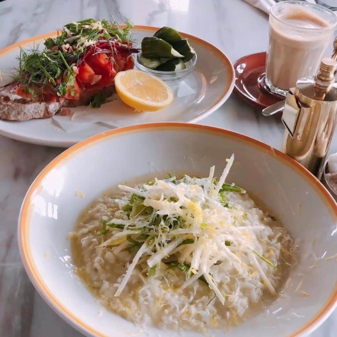 亀恭子のインスタグラム：「@aiutsuno と❤︎ 何ヶ月ぶりだろう、 打ち合わせ兼ねてのブランチ。 . . 直接会って目を見て、 話せる幸せ。 . . まだまだ不安は否めない世の中だけれど、 フワッと心が温まった 素敵な月曜日。 . . #Repost @aiutsuno with @get_repost ・・・ 🍴 アポ入れて 会って話し合うって こんなにも 有り難いのだと 改めて実感した 6月の始まり  ピーカンな太陽も恋しかったが どんよりとした雲に小雨も 情緒深い本日  リモートの安全性も確かだけれど ナマの声で キャチアップする喜び  亀chan @kame_kyo とも 色々色々打ち合わせできて 嬉しかったな♡ ソーシャルディスタンスな 距離感だったけどw  そして スタッフさんの気遣いが最高なbills銀座 根セロリにチコリやらのリゾット サーモンビーツのオープンサンド 大好きな八女の抹茶ラテ♡with ハニー  外食できる喜びも味わいつつ 有意義なブランチでした  みなさんは どんな6月の始まりでしたか？？？ . . .  i wish #thanks#meeting#everyone #love#human#chatchup#do#the#best #much#delicious#bills#ginza #june#is#starting#today」
