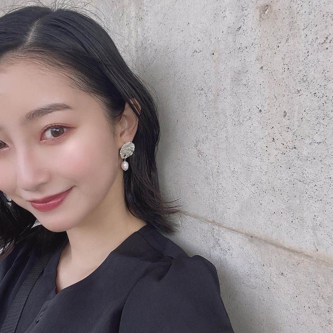 のインスタグラム：「自粛期間中に #パーソナルカラー を調べたら、#ブルベ冬 ということが判明してそこからピンク色のメイクをすることが増えました💗友達にオレンジよりピンクの方が似合うって言われたことがあったけどそういう事だったのか！ってスッキリ🤔💡 #ピンクメイク」