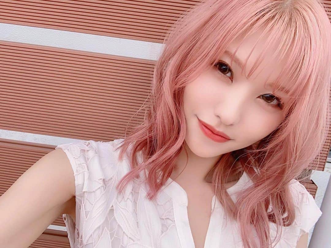 みはとのインスタグラム：「6月ですね🌼 ・ ・ ・ #お久しぶりです #皆さんお元気ですか？ #数ヶ月ぶりの撮影 #髪の毛ピンクになりました  #派手 #目立つ #お洋服悩む #でも #髪明るいとテンション上がる #しばらくピンクでいきます」