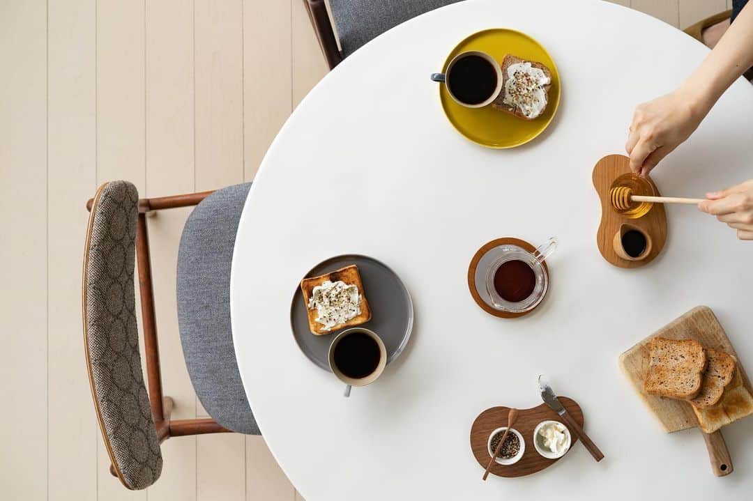 cafe_no_maのインスタグラム：「cream cheese with honey and pepper toast . クリームチーズに粗めに挽いた胡椒とハチミツ少々のトースト。小腹がすいたときにすぐに作れる簡単オヤツです。」