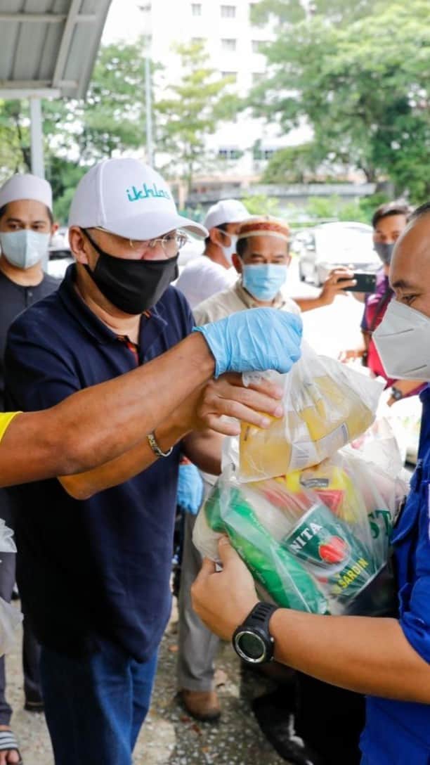 のインスタグラム：「AirAsia.com welcomed last Ramadan with the launch of “Give With Ikhlas” by @ikhlasdotcom. Over RM1 million raised in 25 days, close to 28,000 ready meals distributed and more than 12,000 families received basic necessities from donation through "Give With Ikhlas". All of this is possible because of you and thank you for all your support!  #Ikhlasdotcom #InThisTogether」