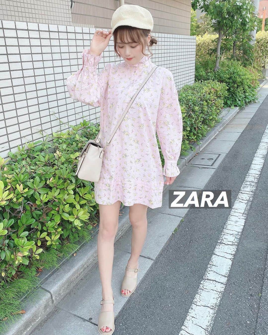 のインスタグラム：「. . ZARAのお気に入りのワンピース💗 春ぽくてお気に入り(*´ω｀*)✨ . . サンダルももう履きたくて 自分でセルフネイルしたよ💅💗 @canmaketokyo のN35😻 . . . 今日で今の事務所に入って、8年目✨ 明日から9年目に入ります☺️ 明日からも楽しく頑張ります♡ . . . 👗ワンピース　@zara . 👜バッグ　@noela_official . 👡サンダル　@randa_pic . 👒キャスケット　？？ . . . #私服 #coordinate #春服 #春服コーデ #春コーデ #zara #ザラジョ #ザラ #randa #noela #love」