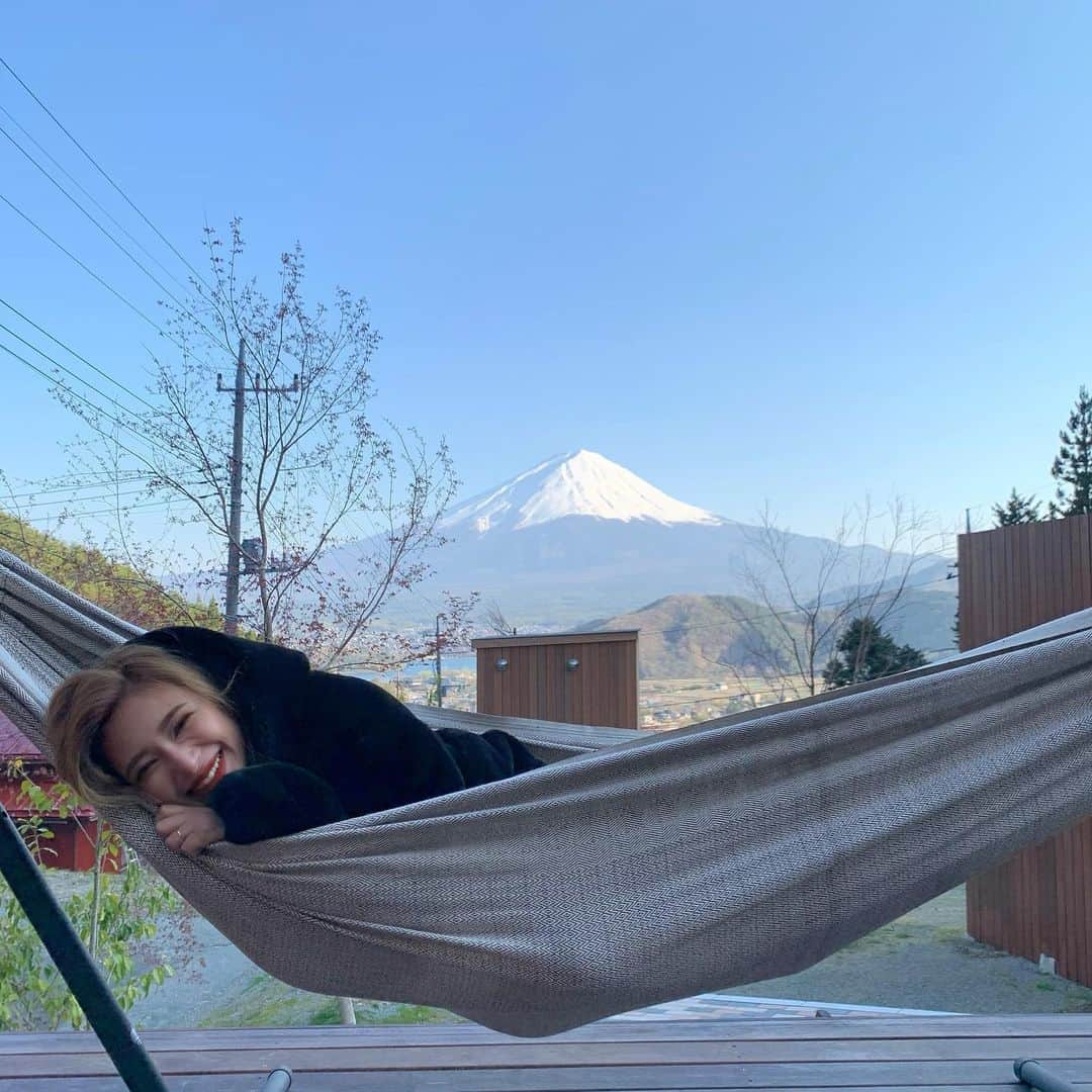 新井ニーニャのインスタグラム：「🗻﻿ ﻿ ﻿ 久しぶりのPOST🤳緊急事態宣言が発表がされましたね🔓皆さんいかがお過ごしですか？✨﻿ なかなか投稿出来る内容がないので、コロナ収束後の計画用に過去の旅行をアップします😌🌿﻿ ﻿ ﻿ 以前家族旅行で泊まったのは、富士山の目の前の﻿ グランピング施設🗻【Dot Gamping】﻿ @dotglamping_official﻿ ﻿ グランピングって聞くと、テントをイメージしていたのですが…🏕コテージみたいな感じの場所でした✨﻿ ﻿ 子供達は秘密基地みたいな雰囲気に大興奮🔥🌳﻿ 窓の向こう側は一面富士山で、富士山を見ながらバーベキューが出来る最高のロケーション😆🍻🗻💙﻿ ﻿ バーベキューアイテムは全て揃っているので、食材買い足すだけ🍖🐟🍺しかも高級ブランドのスノーピークで揃えてあって、密かに感動🙏﻿ 私たちが行った時はまだまだ寒い時期だったのでみんな厚手のアウター着ながらバーベキューしたのですが、これからの時期はもっと気持ち良いだろうなぁ🌿夏前にはサウナルームも出来るみたい🧖‍♀️﻿ ﻿ ハンモックが子供達には大人気で、ずっと取り合いになるかな？と思いきや、仲良く3人すっぽり入って空気を嗜んでました💕すんごく幸せな時間でした😭💕﻿ ﻿ ﻿ 新しく出来たばかりだからか、トイレが最新のものだったことにびっくり😳湯船はないけど、シャワーはしっかりあってタオルや歯ブラシ、ドライヤー、ミニ冷蔵庫などのアメニティはしっかり用意されているし、夜は窓にスクリーンをたらして映画も見れちゃうし😂💗グランピングの感覚で遊びに行ったものの若干ホテル要素のある感じで感動🥺💗﻿ ﻿ ベッドはダブルが2段になっているお部屋に泊まりました😌( かおたんが寝相悪すぎて、ダブルに夫婦&2歳児はちょっとギューギューでした🤏 )﻿ 泊まるなら2人〜4人がベストだと思います✨﻿ ﻿ 全部でお部屋は3つあるみたい！他のは見れなかったけど、、大満足の宿でした❤️﻿ ﻿ 1枚目、2枚目、3枚目⇨着いてすぐロケーションに感動🗻﻿ 4枚目⇨パパとかおたんがキャピキャピ﻿ 5枚目⇨子供達が宿にキャピキャピ(激可愛)﻿ 6枚目⇨施設の様子﻿ 7枚目⇨バーベキューで最後にポップコーンを食べるるきれい🍿﻿ 8枚目⇨子供達寝静まって、パパと甲州ワイン会🍷🧔🏽💕﻿ 9枚目⇨朝もハンモックでキャピキャピ動画﻿ ﻿ ﻿ すぐそばに河口湖があるので、自然がいっぱいな場所💕﻿ 近くに有名なパン屋さんなどもあって、また行きたいね〜と家族でお話ししました🌸﻿ ﻿ ﻿ 子供がギャーギャーしちゃうから、なかなか旅行とかバーベキューは難しいかも💦っておうちには、ぴったりだと思います❗️あと、アウトドア好きなカップルとか、2カップルでお泊まりとかも楽しそう〜〜🎊﻿ ﻿ これを機に、本格的にアウトドアにハマりそうな我が家でした✌️❤️﻿ ﻿ ﻿ インスタやっていることをお伝えしたら、なんと『なっぷ』からのご予約の際に備考欄に【@22nina77割】と記載していただければ表示価格から15%引きしてくれるサービスを頂きました🥺﻿ ﻿ クーポンを使った予約期限は‪6月30日🗓‬﻿ 同じく宿泊期限は‪10月31日‬だそうです🏕﻿ ﻿ ありがたや😭❤️フォロワーさん達、是非使って楽しんでください⛰🚗﻿ ﻿ ﻿ #dotglamping #dothostelandbar #グランピング #バーベキュー #家族バーベキュー #bbq #お出かけ #グランピングお泊まり #コテージ #アウトドア #家族旅行 #旅行計画」