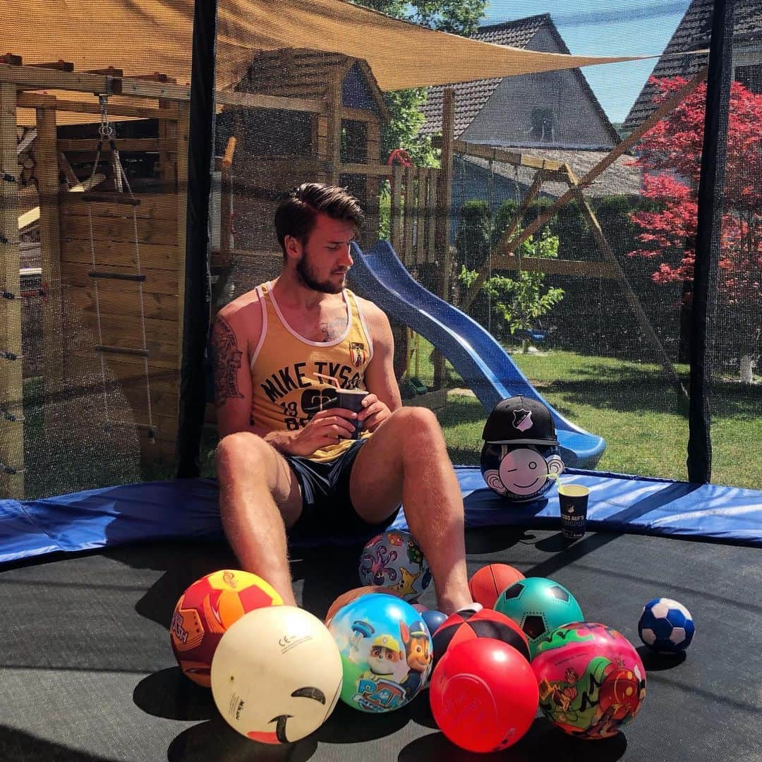エルミン・ビチャクチッチのインスタグラム：「Liebe Fans, Liebe Kinder, In Zeiten von Corona und den damit verbundenen Einschränkungen waren Treffen mit Freunden unter anderem auf Spiel- und Fußballplätzen nicht möglich.  Um nicht alleine zu sein hatten @maskottchenhoffi und Ich die Idee einen "Freund" zu basteln: Mein Fußballfreund. Habt ihr auch so einen Fußballfreund?  Ich möchte euch in dieser Zeit eine Freude machen und verlose 50 Trikots mit Namensflock und meiner Rückennummer als Geschenk.  Alle Infos zur Gewinnspielteilnahme findet ihr unter https://www.achtzehn99.de/aktuelles/news/2020/05/hoffi-club-gewinnspiel-mit-ermin/ .  Macht mit und gewinnt eines der 50 Trikots.  Einsendeschluss ist der 7.Juni 2020. Viel Spaß und Viel Glück. Ich freue mich auf euere Teilnahme.  Euer Bićo」