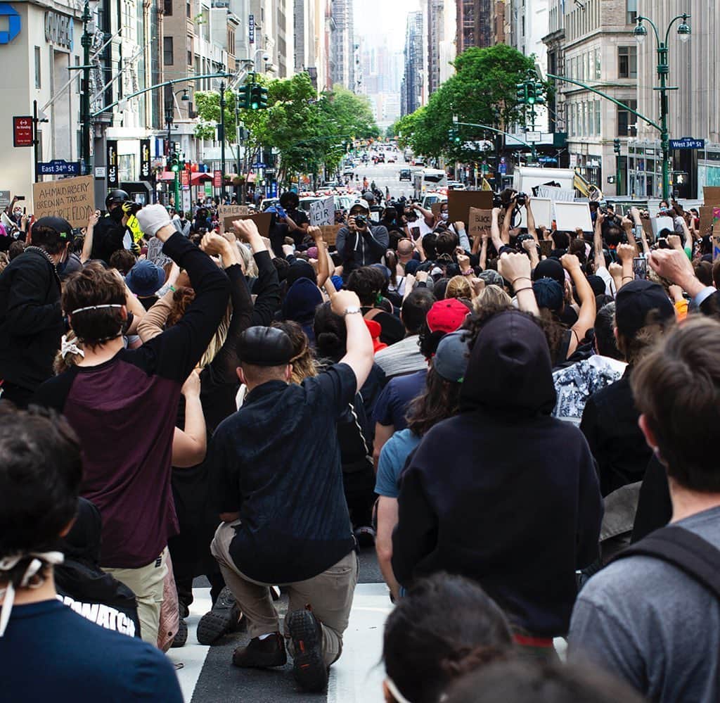 スコット・シューマンさんのインスタグラム写真 - (スコット・シューマンInstagram)「Peaceful protesters kneeling on Fifth Ave.  May 31st, 2020」6月1日 22時49分 - thesartorialist