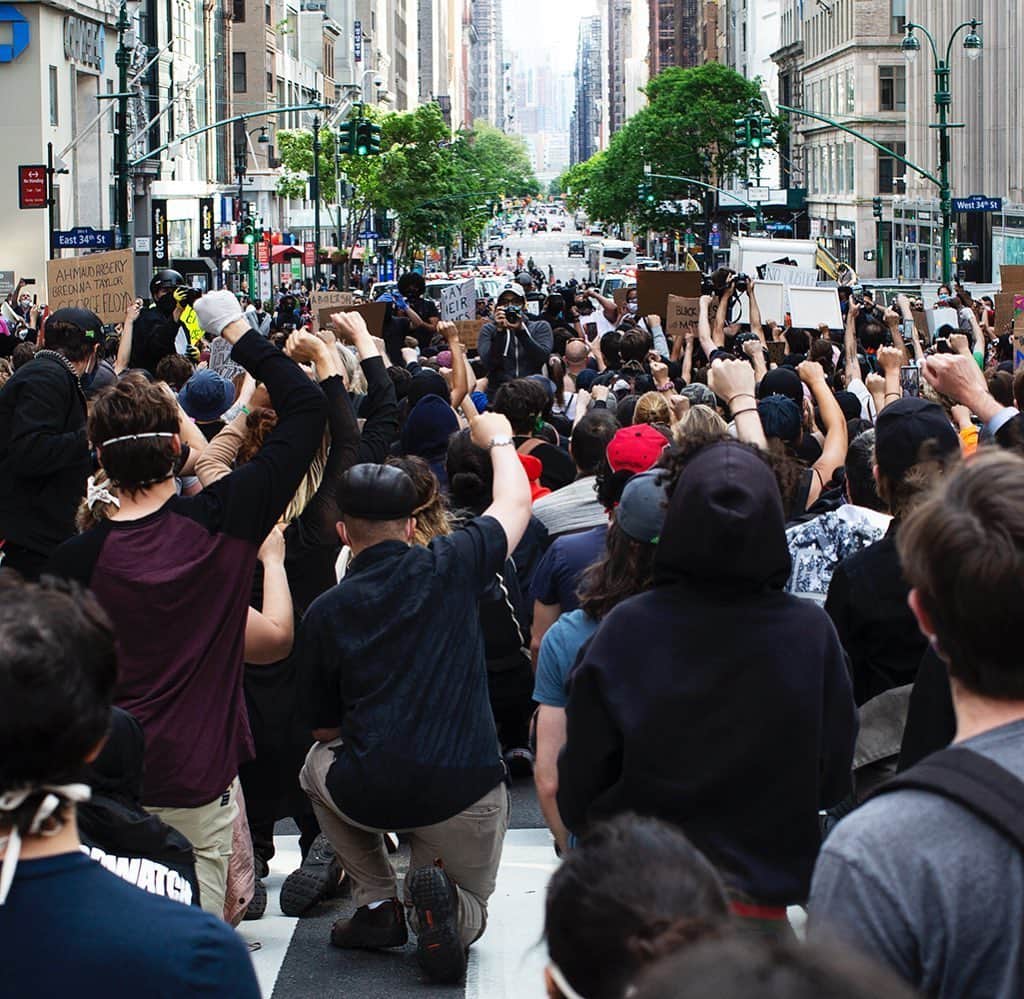 のインスタグラム：「Peaceful protesters kneeling on Fifth Ave.  May 31st, 2020」