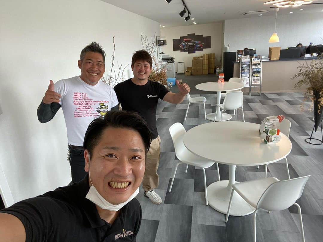 メガキングドットコム ｂy ＫＩＧさんのインスタグラム写真 - (メガキングドットコム ｂy ＫＩＧInstagram)「メガキングドットコム中本です🤗 BMWカスタム専門店✨ YzOneさんの新店舗へBOSSとお邪魔しましたぁ^_^✌️ 広々したカッコイイショールームでした✨ からの〜 トラック🚚パンパン2往復💪💦 片野田社長　本日は有難う御座いました🙇‼️ #BMW #YzOne #i8 #M2 #M3 #M4 #M5 #M6 #megaking  #kig  #autoparts  #メガキング  #メガキングドットコム  #中古パーツ #中古パーツ買取り  #出張買取り #大阪 #箕面 #九州 #西日本 #パーツの王様 #メガゴリくん  #rohan_izawa_net #GSR」6月1日 22時57分 - megaking_kig