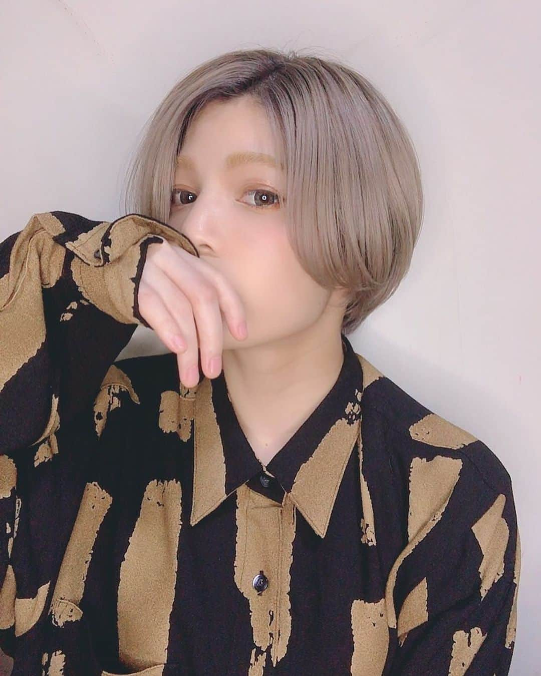 菜月アイルのインスタグラム：「久々の美容院💇‍♀️ #modshair 銀座店 深津裕希さん(@yuuk205 ) ・ コロナ対策もしっかりしていて素晴らしい空間でした！！！ newカラーどう？😋感想待ってるね！！！！ ・ 急遽妹が紹介してくれて初めて行ってきたよ〜、ドキドキしたけど皆さん明るくて丁寧でドキドキすぐどっかいった🥳 ・ ハイトーンに染めてるとプリンが目立っちゃうのが悩みだけどそれを解消出来るように染めてくれたし、髪ツヤツヤだし、カットも大満足でした🗽✨みんなも行ってみてー！！！ ・ ・ #hairstyle #newhair #newhaircolor #newhairstyle  #hightone #hightonecolor #doublecolor  #mods #銀座 #shorthair #short #ショートヘア #ハイトーン #派手髪 #ショート女子 #ダブルカラー #グラデーションカラー #大人ショート #丸みショート #ブリーチカラー #ショートスタイリング」