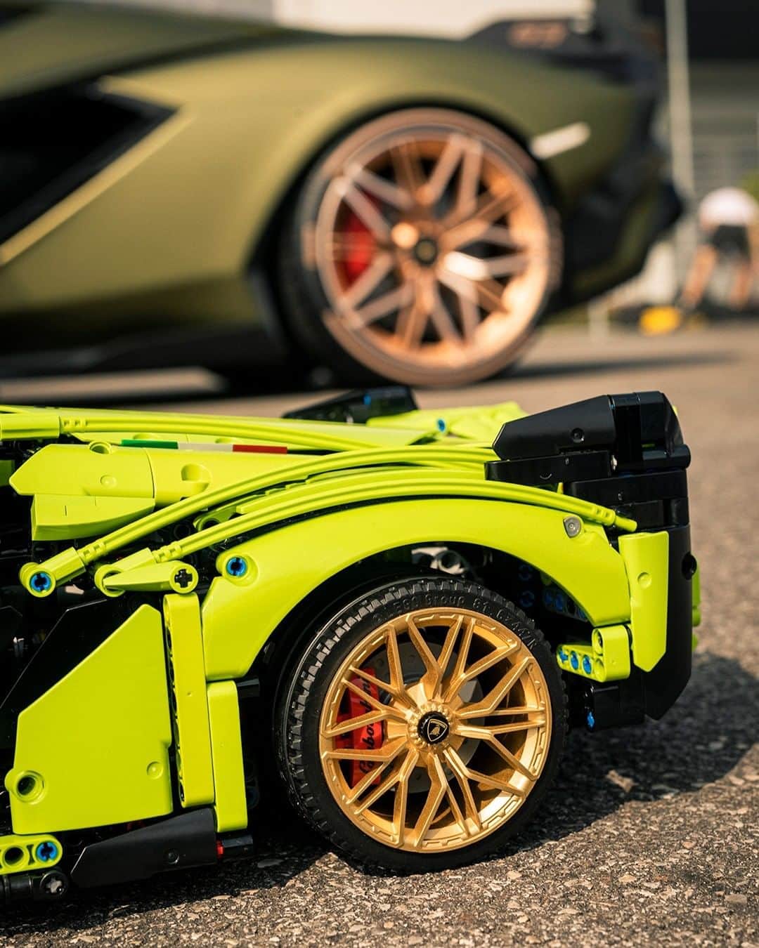 LEGOさんのインスタグラム写真 - (LEGOInstagram)「Can you feel the rumble of a V12!? It must be the @Lamborghini Sián FKP 37… 🏎️ 💨  #LEGO #LEGOTechnic #Lamborghini #SiánFKP37」6月1日 23時00分 - lego