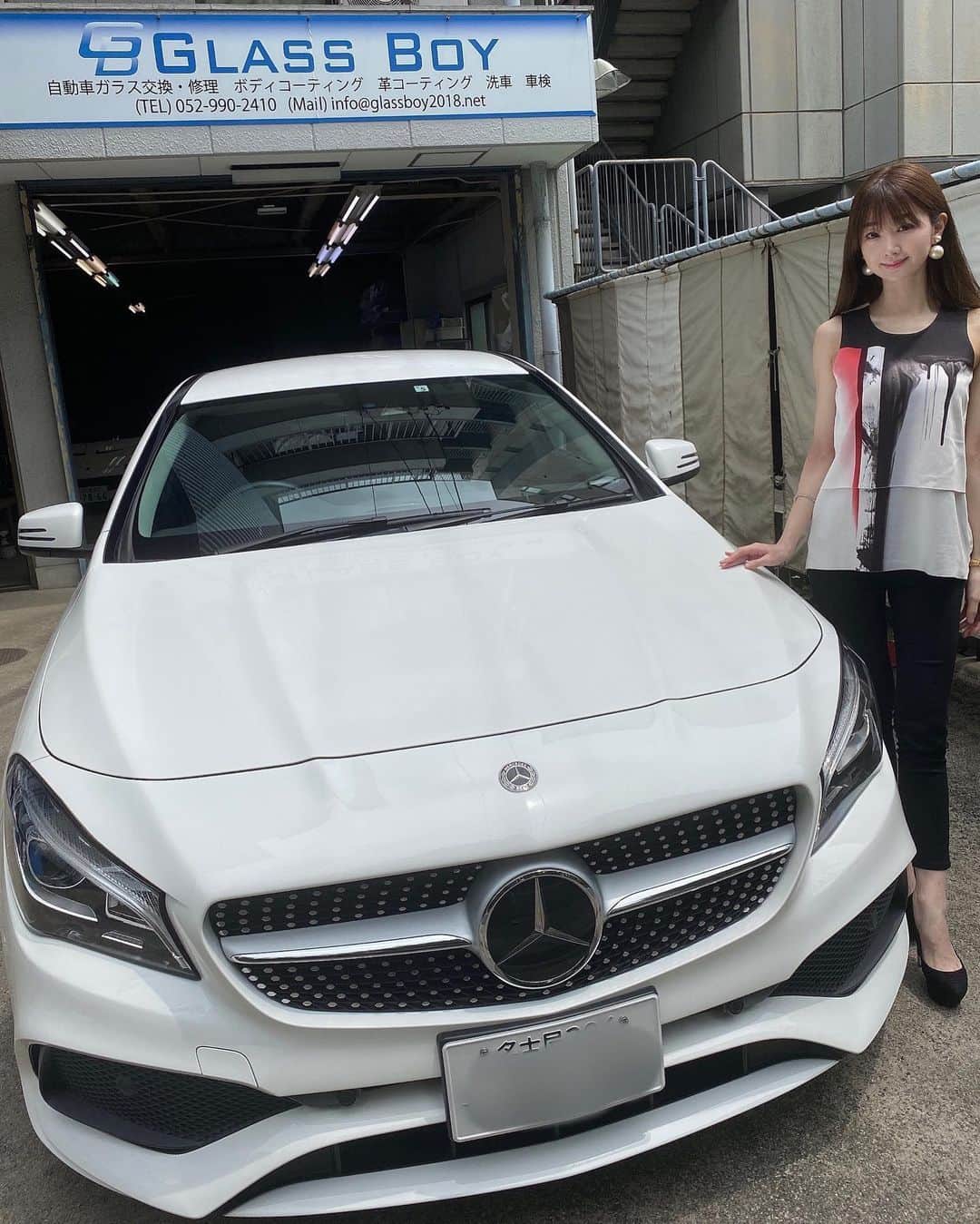 奈々子のインスタグラム：「長かったStayHomeですっかりエコ生活となり🌱 今後も油断は禁物、タクシーの使用も極力控えて愛車の使用頻度も上がると思い、コーティングしてもらいました☆ . 1日お預けして、迎えに行ったらびっくり！！！ 新車か、新車以上にピッカピカに生まれ変わってました✨✨✨ コーティングって、こんなに変わるんですね(*_*)✨ . 最高峰のナノメタルコーティングというもので、今まで試したコーティングとは比べ物にならない仕上がりでした‼︎✨ . 強力な撥水・滑水性能で、汚れや傷も付きにくくなるそうで、日頃のお手入れは洗車機で済むほど簡単になりました(*^_^*)✨ . これからの大敵紫外線も、UVカット成分により塗装劣化を防いで深いツヤと美しい光沢を維持できるのだそう♡ . 県外からの顧客様もいらっしゃる程人気のコーティングで、自粛期間中に仕上げてもらえて良かった(≧▽≦)♪ . 水をバシバシ弾いてくれるので、これでこれからの梅雨も一安心です。(*^_^*)☂️✨ . こちらのインスタを見てお問合せ頂くと、50%オフにて施工できます🌟 6月末までのキャンペーンなので、是非梅雨前にお試し下さい~(^-^)/ → @glassboy2018 . . . #ナノメタルコーティング #車ピカピカ」