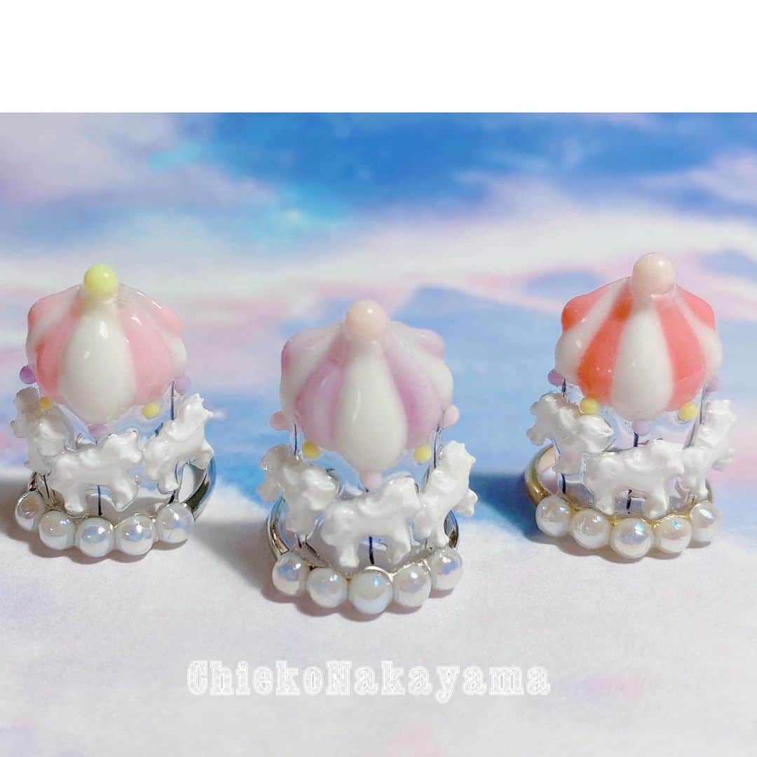 なかやまちえこのインスタグラム：「@stampnailring なかやまちえこ #ハンドメイド ネイルリング 💍⠀⠀ こちらは、2枚目の画像で在庫あるものに♡を付けております✨✨⠀ 1点1点ハンドメイドで作っています🌙✨ ⠀ ご購入は @stampnailring  のプロフィールから販売サイトに飛んでいただくか、ストーリーにて6月の新作をUPしているのでそちらからスワイプ出来ます☺️☺️☺️⠀ ⠀ #リングネイル は指先に #リング をはめていただくのみの取り外し簡単に爪先のオシャレを楽しめる商品です✨⠀ #スタンピングネイルリング のアカウントのストーリーハイライトのところからショッピングサイトに飛べます！⠀ 全て一点のみのお造りとなりますので、よろしくお願い致します😌🙏🙏✨⠀ #nail #nails #nailart #ネイル #美甲 #ネイルアート  #japanesenailart #manucure #japanesenails #manicurist #gelnails #أظافر #네일아트 #vẽmóng #ngườiđẹp  #เพ้นท์เล็บ #искусствоногтя #artedeuñas #เพ้นท์เล็บเจล #ジェルネイルデザイン #ネイルデザイン #senikuku #nagelkunst #ゆめかわネイル #オーロラネイル #ゆめかわいい ⠀ ・意匠登録済（デザイン特許）STAMPNAIL ・実用新案登録済（使い方特許）STAMPNAIL」