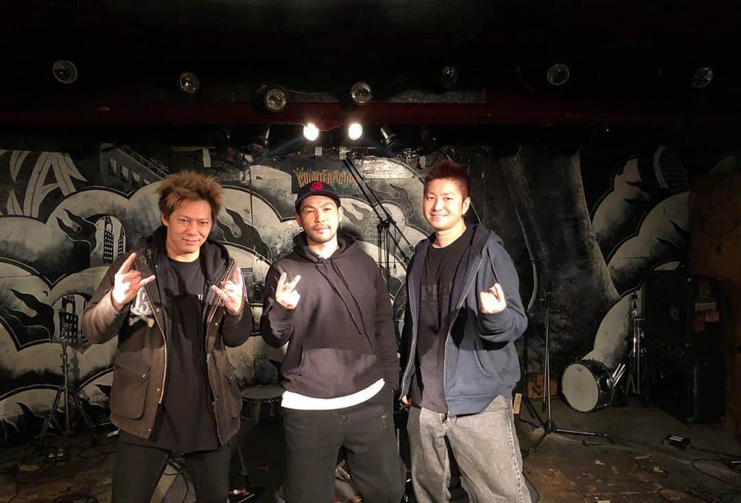 REIJIさんのインスタグラム写真 - (REIJIInstagram)「こんばんは！UPPERのREIJIです！よろしくお願いします！  人生って本当どうなるかわからない。俺がUPPERに入るなんて数年前は想像できなかったもん。 今は嫌なことばかりかもしれないけどさ、ライブとかもできるようになったら俺はUPPERのドラマーとして全国各地にライブやりに行くよ。それを楽しみにこれからも生きていくよ。だからこれからも頑張ろうよ。  UPPERの長い歴史の中で叩いたドラマー達。イヨチャン、モーテル、ナカヤン、シュウ。 サポートドラマーはユータ（ex.NO-HITTER)、ゴンちゃん（ELEMENTS 4 UP WORD)、モリオ（FRIENDSHIP)。 この歴代ドラマー達が繋いでくれたからこそ今俺はUPPERのドラマーになれた。それを忘れちゃいけないんだ。 彼らが居なかったら今のUPPERはない。歴代ドラマー達に敬意を表してこれからUPPERの曲を叩くよ。  ちなみにもちろん現在活動してるTHE NUMBER ZEROのサポートも引き続きやっていきます。その他のプロジェクトも。ドラマーとして色んな場所で叩けるなんてこんな嬉しいことはないからね。  これからもよろしくね！ライブで会いましょう！  アー写のにゃんこ可愛いでしょ😍すげーいい写真！ひかりちゃんありがとう！  I've just joined UPPER officially. The biggest reason why I decided to join the band was the live at Sapporo that I had played the drums as a supporting drummer. I saw the audiences enjoyed going wild with UPPER's songs that I played, that made me feel this was there I belong. It would be meaningful if someone could be happy that I join this band, and above all YUYA needs my drums, so that I made my decision to join. Please enjoy the new UPPER. “UPPER REIJI”  photo by @__yubahikari at @cats_inn_tokyo  #UPPER #UPPER_JAPAN #melodichardcore  #メロコア #メロディックハードコア #punkrock #drum #drummer #drumforlife」6月1日 23時10分 - reiji_kimura