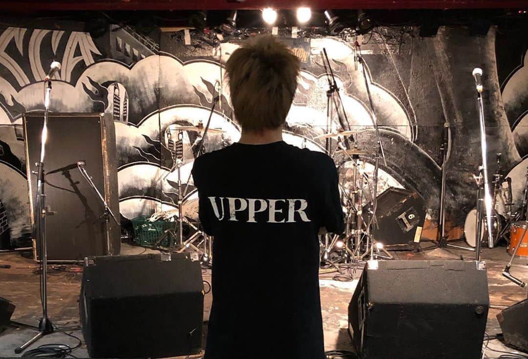 REIJIさんのインスタグラム写真 - (REIJIInstagram)「こんばんは！UPPERのREIJIです！よろしくお願いします！  人生って本当どうなるかわからない。俺がUPPERに入るなんて数年前は想像できなかったもん。 今は嫌なことばかりかもしれないけどさ、ライブとかもできるようになったら俺はUPPERのドラマーとして全国各地にライブやりに行くよ。それを楽しみにこれからも生きていくよ。だからこれからも頑張ろうよ。  UPPERの長い歴史の中で叩いたドラマー達。イヨチャン、モーテル、ナカヤン、シュウ。 サポートドラマーはユータ（ex.NO-HITTER)、ゴンちゃん（ELEMENTS 4 UP WORD)、モリオ（FRIENDSHIP)。 この歴代ドラマー達が繋いでくれたからこそ今俺はUPPERのドラマーになれた。それを忘れちゃいけないんだ。 彼らが居なかったら今のUPPERはない。歴代ドラマー達に敬意を表してこれからUPPERの曲を叩くよ。  ちなみにもちろん現在活動してるTHE NUMBER ZEROのサポートも引き続きやっていきます。その他のプロジェクトも。ドラマーとして色んな場所で叩けるなんてこんな嬉しいことはないからね。  これからもよろしくね！ライブで会いましょう！  アー写のにゃんこ可愛いでしょ😍すげーいい写真！ひかりちゃんありがとう！  I've just joined UPPER officially. The biggest reason why I decided to join the band was the live at Sapporo that I had played the drums as a supporting drummer. I saw the audiences enjoyed going wild with UPPER's songs that I played, that made me feel this was there I belong. It would be meaningful if someone could be happy that I join this band, and above all YUYA needs my drums, so that I made my decision to join. Please enjoy the new UPPER. “UPPER REIJI”  photo by @__yubahikari at @cats_inn_tokyo  #UPPER #UPPER_JAPAN #melodichardcore  #メロコア #メロディックハードコア #punkrock #drum #drummer #drumforlife」6月1日 23時10分 - reiji_kimura