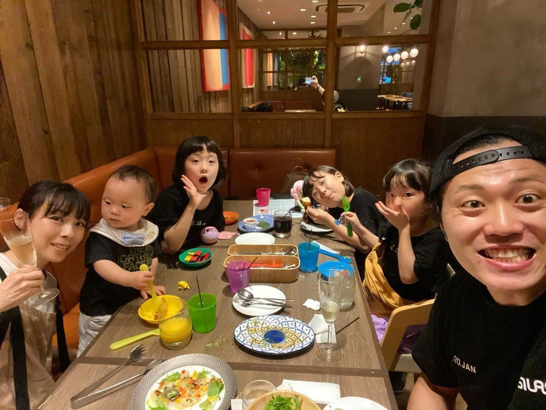 エハラマサヒロさんのインスタグラム写真 - (エハラマサヒロInstagram)「子供達も自粛中めちゃめちゃ頑張ったので約3か月ぶりの外食は、3月にリニューアルして即自粛に入ってしまってた新宿のRAMBUTANさんに行きました❗️😁﻿ ﻿ #イタリアンとタイ料理が同時に楽しめてカッコいい﻿ #9日まで半額とんでも無くカッコいい﻿ #うたくんの腹が幕内力士でカッコいい﻿ #また誕生日祝ってくれてカッコいい﻿ #RAMBUTAN﻿ @rambutan1029」6月1日 23時10分 - eharamasahiro