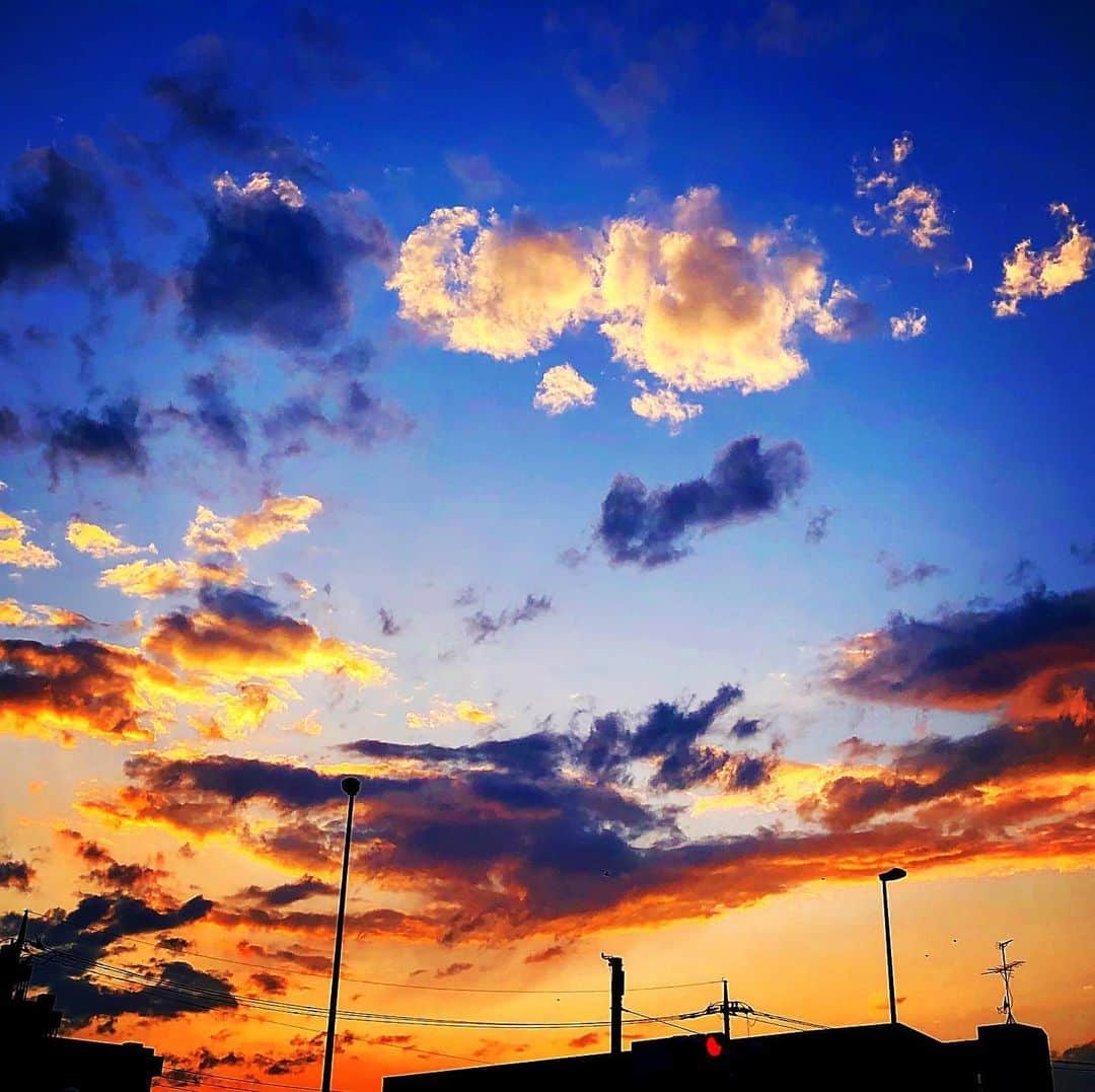 羽原信義さんのインスタグラム写真 - (羽原信義Instagram)「地上では日没。 低い雲は地球の影となり暗く、高い雲は太陽の光を浴びて輝く。」6月1日 23時10分 - nobuyoshi_habara