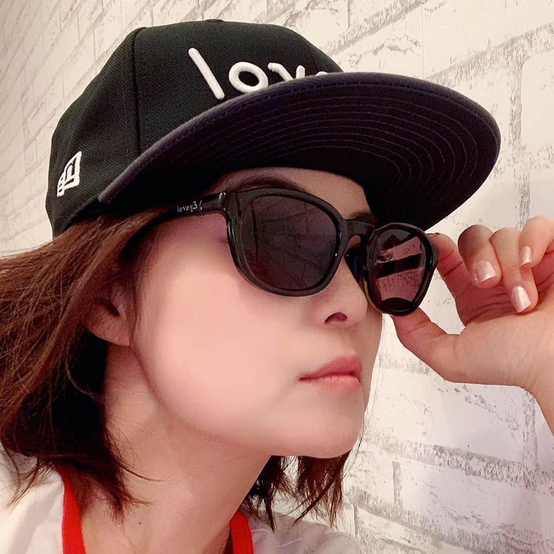 吉田玲奈さんのインスタグラム写真 - (吉田玲奈Instagram)「NEW  Eyevol 🕶 ✨付けていることを忘れるほど軽くて普段使いもOKな おしゃれサングラス🕶 ゴルフにお散歩にランニングにもGOOD❥ 新作はフレームの内側もシックなカラーです❥今回はオリーブカラーをGET✨🕶 次回空の下で撮影します☺︎ #アイヴォル #eyevol #eyevollife2020  #eyevoltokyostore  #表参道 #eyevol_golf  #eyevol_run  #おしゃれサングラス #サングラス #スポーツサングラス #普段使いもできる  #軽いサングラス #平ツバキャップ  #初めてかぶったｗ  #犬の散歩コーデ  #🕶」6月1日 23時10分 - reina.yoshida.ciel.1218