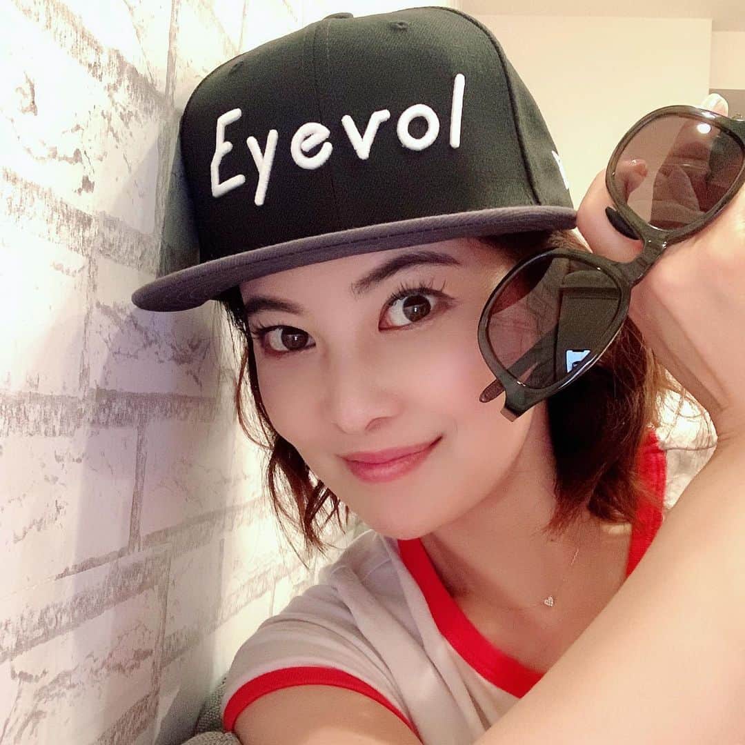 吉田玲奈さんのインスタグラム写真 - (吉田玲奈Instagram)「NEW  Eyevol 🕶 ✨付けていることを忘れるほど軽くて普段使いもOKな おしゃれサングラス🕶 ゴルフにお散歩にランニングにもGOOD❥ 新作はフレームの内側もシックなカラーです❥今回はオリーブカラーをGET✨🕶 次回空の下で撮影します☺︎ #アイヴォル #eyevol #eyevollife2020  #eyevoltokyostore  #表参道 #eyevol_golf  #eyevol_run  #おしゃれサングラス #サングラス #スポーツサングラス #普段使いもできる  #軽いサングラス #平ツバキャップ  #初めてかぶったｗ  #犬の散歩コーデ  #🕶」6月1日 23時10分 - reina.yoshida.ciel.1218