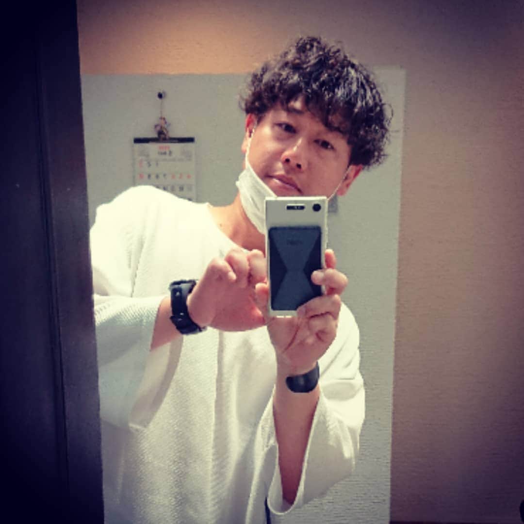 杉田芳尚のインスタグラム：「・ ・  月も変わったので、２ヶ月放置した髪もカット！  10cm近くは切りました！  さ、いつでも人前に出られます‼️ #髪型を変えるのは趣味です #大須 #Almond #自粛明け #最大限の注意と #抜かりない準備で #エンターテイメント界も動き出そう #MC #DJ #喋り手です！」