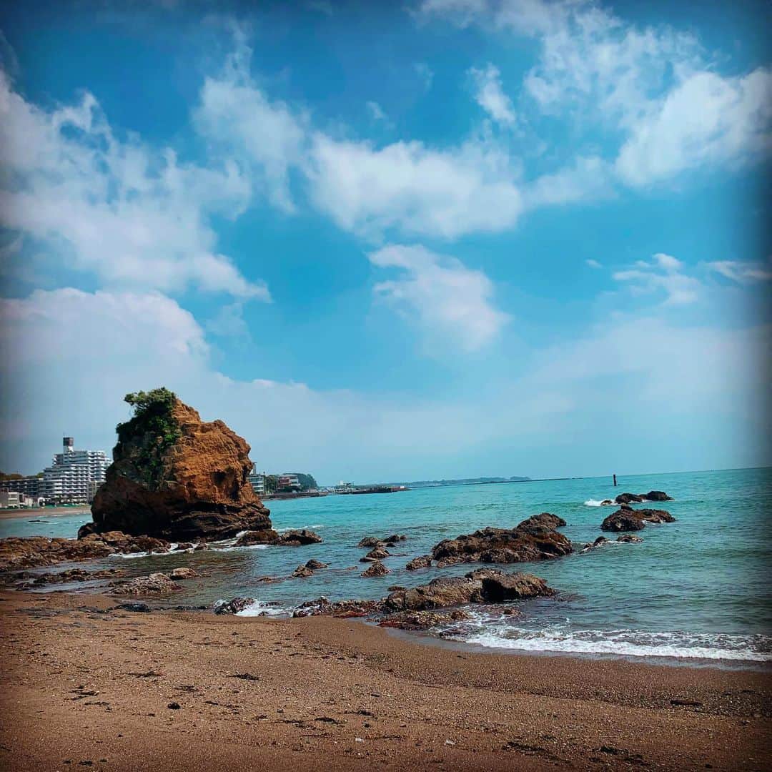 三村遙佳さんのインスタグラム写真 - (三村遙佳Instagram)「いつかの海🏖 写真フォルダに入ってた。 海の色が青い〜🐋 #海　#風景　#青空　#空」6月1日 23時14分 - mimuraharuka_1027