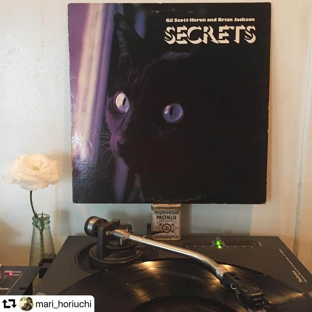 渡辺真起子さんのインスタグラム写真 - (渡辺真起子Instagram)「@mari_horiuchi ・・・ Gil Scott Heron and Brian Jackson - SECRETS 🖤🐈💪🌹 #JusticeForGeorgeFloyd #BlackLivesMatter Now playing “A Prayer For Everybody/ To Be Free” 😭Released in 1978. ••••••• “A Prayer For Everybody/ To Be Free”  This is a prayer for everybody in the world ‘Cause I am you and you are me and we need each other This is a prayer for everybody in the world A prayer for you, a prayer for me A prayer for love and harmony A prayer for life that all may see A prayer that someday we’ll all be free ‘Cause there’s a lot that’s wrong We must be strong and not become bitter If there’s a chance that mankind will profit Why should we scoff at something new or old If it will make us better? This is a prayer for everybody in the world ‘Cause without you and without me Without love and harmony Without courage and dignity What would it mean to be free?  Though there’s a lot that’s wrong We must be strong and not become bitter If there’s a chance that mankind will profit Why should we scoff at something new or old If it will make us better? This is a prayer for everybody in the world ‘Cause without you and without me Without love and harmony Without courage and dignity What would it mean to be free? What would it mean to be free? To be free? To be free? #gilscottheron #brianjackson #secrets  #angeldust #thirdworldrevolution #blackcat #black #rag #vinyl #vinylcollection #record #vinile #aristarecords #jazz #jazzfunk #soul #music #love #respect #right #revolution #justice #equality #humanity #betterdaysahead #aprayerforeverybody #tobefree #dignity」6月1日 23時23分 - watanabe_makiko