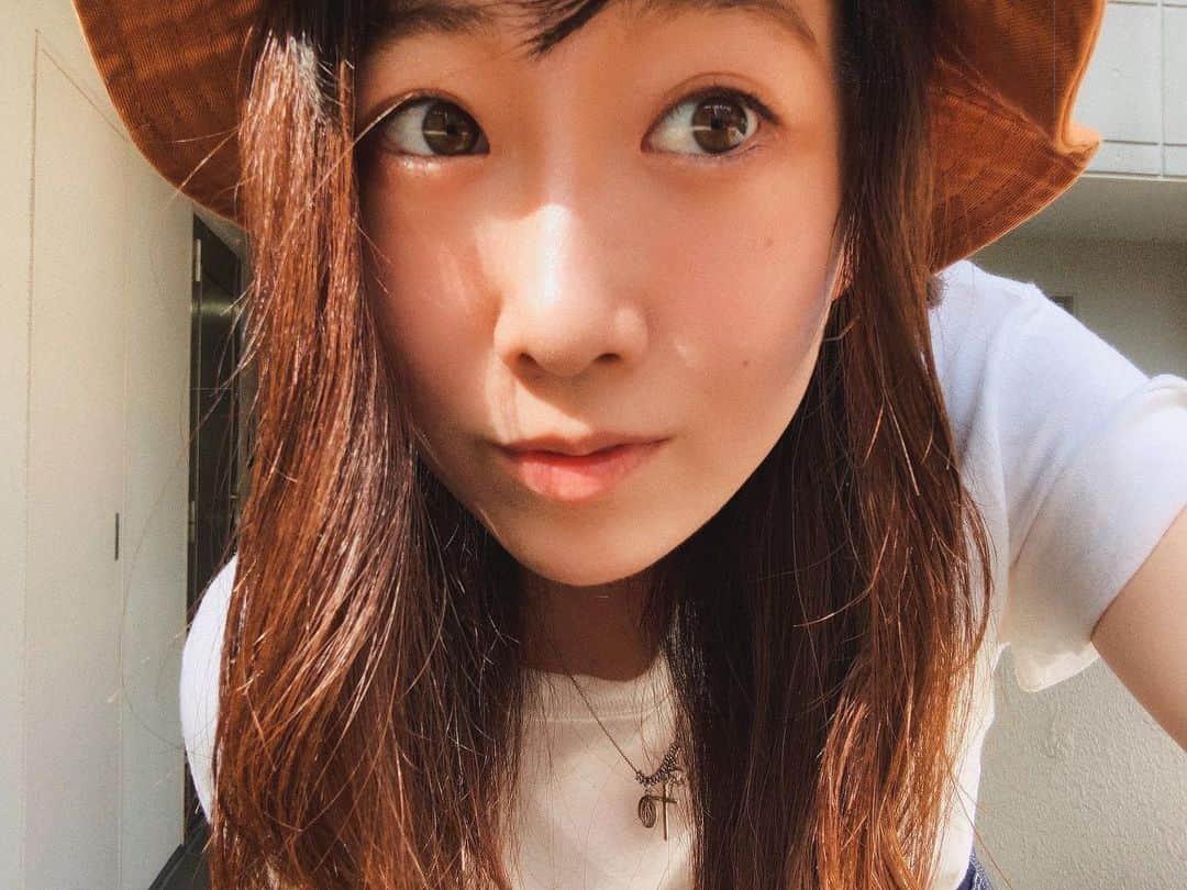 馬場奈々瀬さんのインスタグラム写真 - (馬場奈々瀬Instagram)「6月ーー！ 2020折り返しですね！はやっ！！！こわっ！w  気合入れ直して、楽しんでいきたいと思います😊  今月の目標 "なぜ"に意識を置くこと！ 自己分析！！ …あとは秘密😏笑  今までSNSに自分の考え、想いを載せるのは避けてきましたが、 そういう想いも載せて行こうと決めました😊  みんな違って、みんないい精神、でこれからも読んでもらえたら嬉しいです😊✨ 明日もいい1日に！！👍 #6月　#梅雨　#2020半分　#本　#自己分析　#オススメ本  #目標　#ビジネス書籍 #意識　#オン眉　#オン眉ロング　#帽子　#ハット　#チャンピョン　#ユニクロ　#白t #gyda #でぃっきーず」6月1日 23時33分 - nanaseeeen