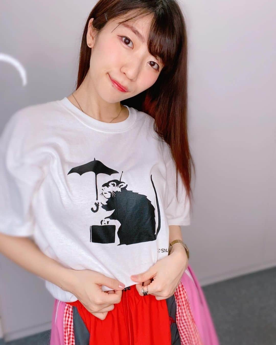 ぱいぱいでか美のインスタグラム：「SILAS×BRANDALISEDでBanksyのTシャツ✒︎ ꙳ #tshirt #silasandmaria #BRANDLISED #Banksy #skirt #candystripper #俺はインスタグラマーになりてぇ ꙳ 踊ったあとに撮ったから謎に汗だくですが。笑 Banksyのパロっぽいのとかはよく見るけど 公式でしかも大好きなSILASとコラボなのでゲット✌︎ 都庁にこれに似た絵が「かもしれない」みたいな感じで飾られてた時期があるの 今考えてもやっぱ面白いですよね」
