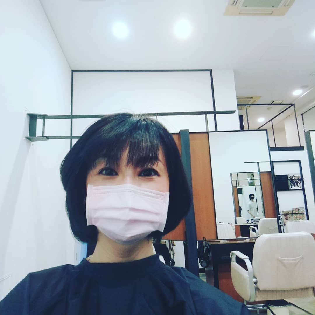 小島奈津子さんのインスタグラム写真 - (小島奈津子Instagram)「2020*6*1 ブログ、インスタ徘徊してたら、今日はあの方も↖️この方も↗️美容院へ。 ワタクシもかれこれ３ヶ月半ぶり✂️ マスクを１度も外さずカット完了。✂️の魔術師‼️流石です✨ ． 今後、美容院に行かれる方へ。 マスクの中に、カットした髪の毛が沢山入ってきますので、ぜひ取り替え用マスクを持参されることをオススメいたします。 新しい生活様式。こういうことも含まれるのか。 ． 今日なるほどな、と思ったこと。 『雨が降っていなくても傘をさして登下校する』 ↑コレをすると、お友達との程よい距離を保ち易いとのこと💡 ． #思いがけない新しい生活様式の発見 #探すのが最近の楽しみ」6月1日 23時31分 - kojimanatsuko_official